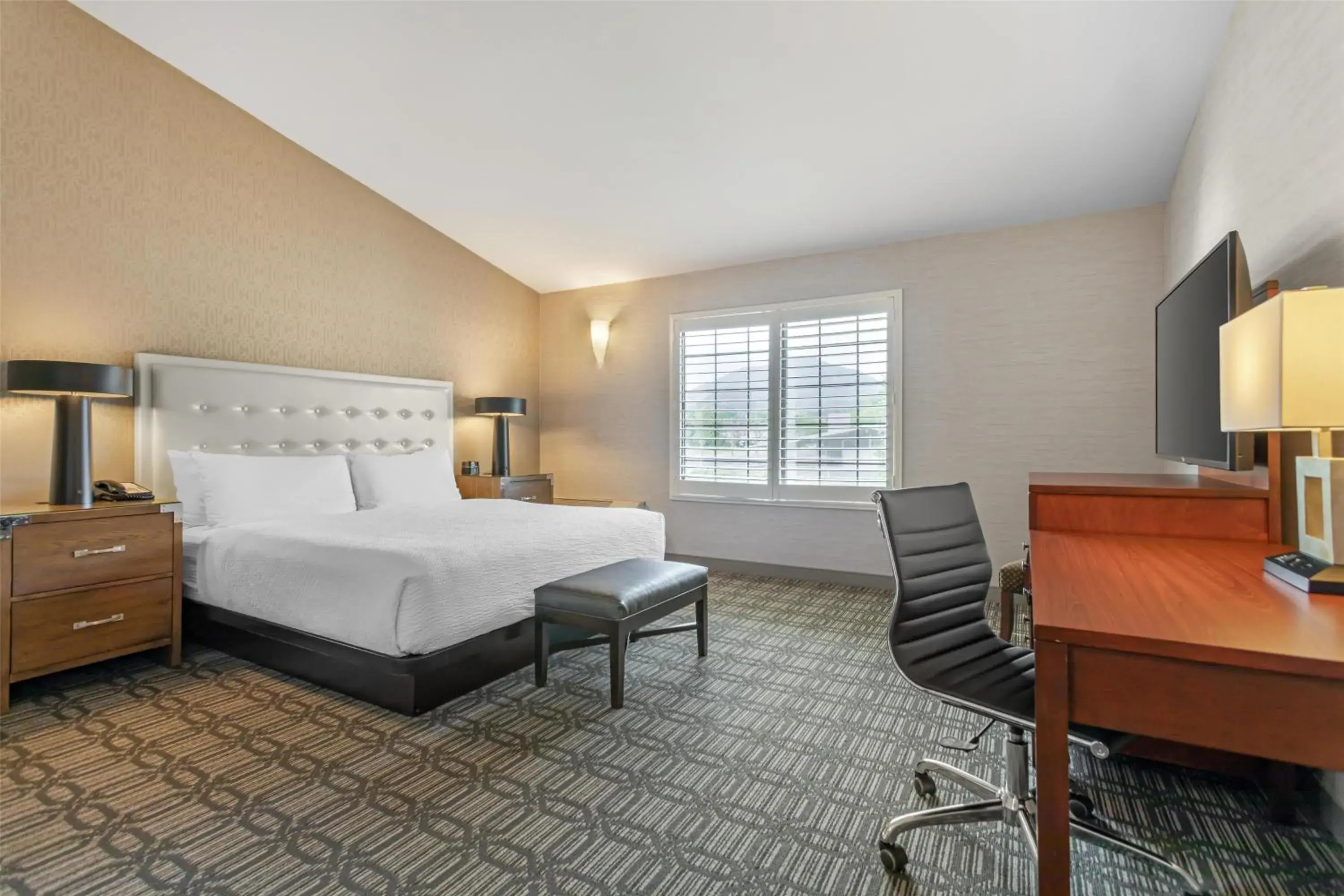 King Room with Balcony - Non-Smoking in Best Western Plus Stevenson Manor King Room with Balcony - Non-Smoking in Best Western Plus Stevenson Manor