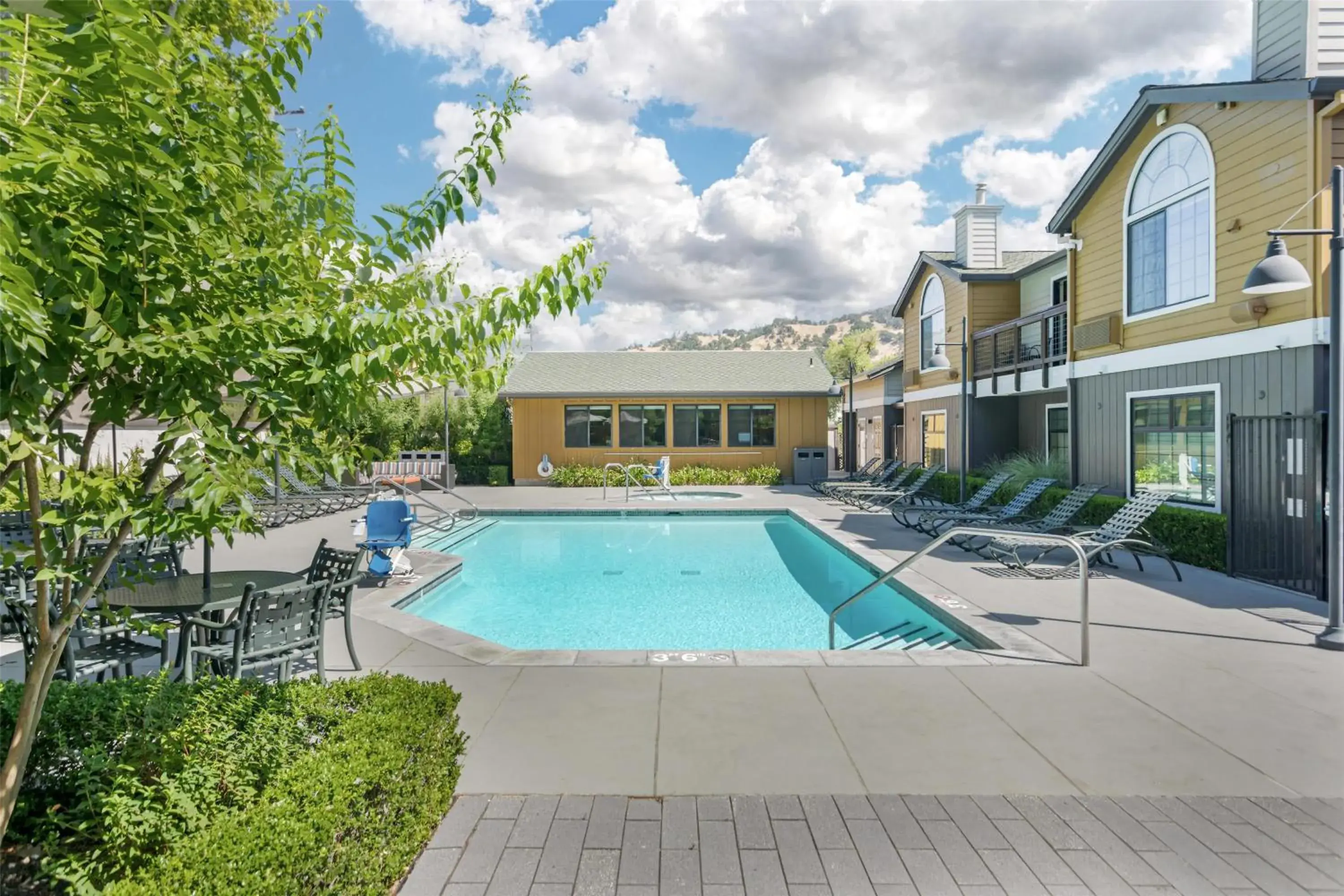 Pool view in Best Western Plus Stevenson Manor Pool view in Best Western Plus Stevenson Manor