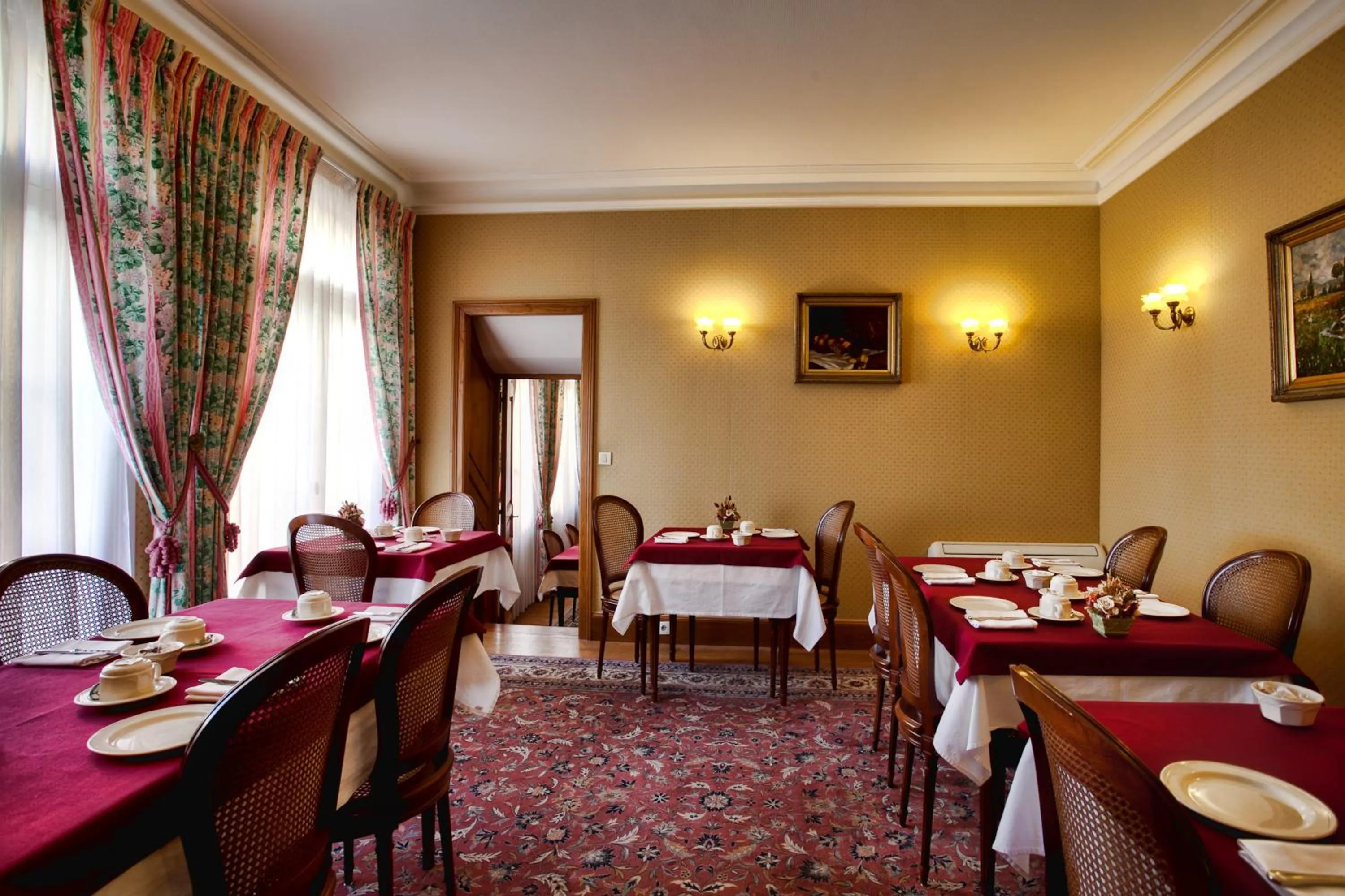 Restaurant/places to eat in Logis Hôtel Belle Epoque