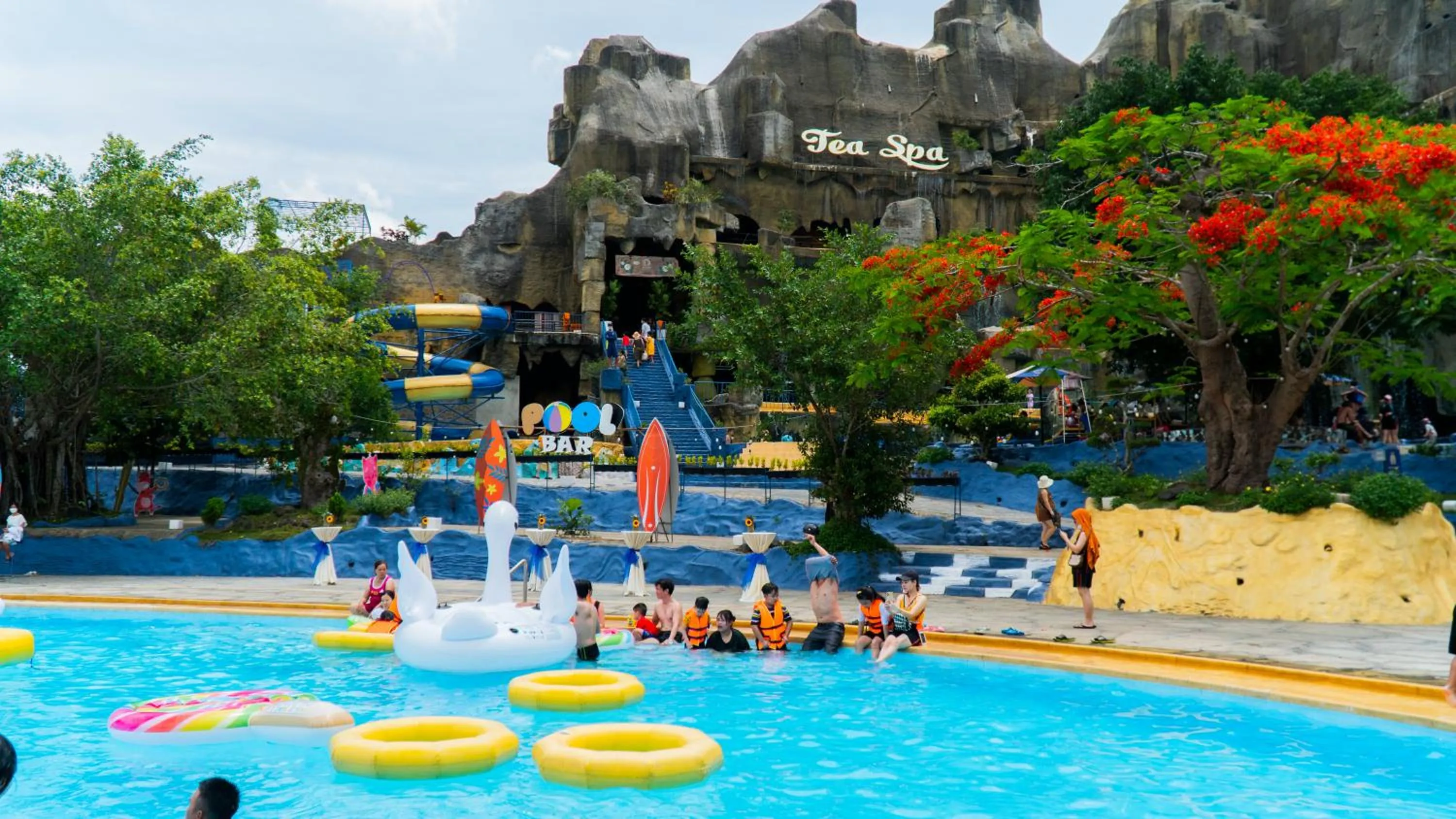 Swimming pool in Tea Resort