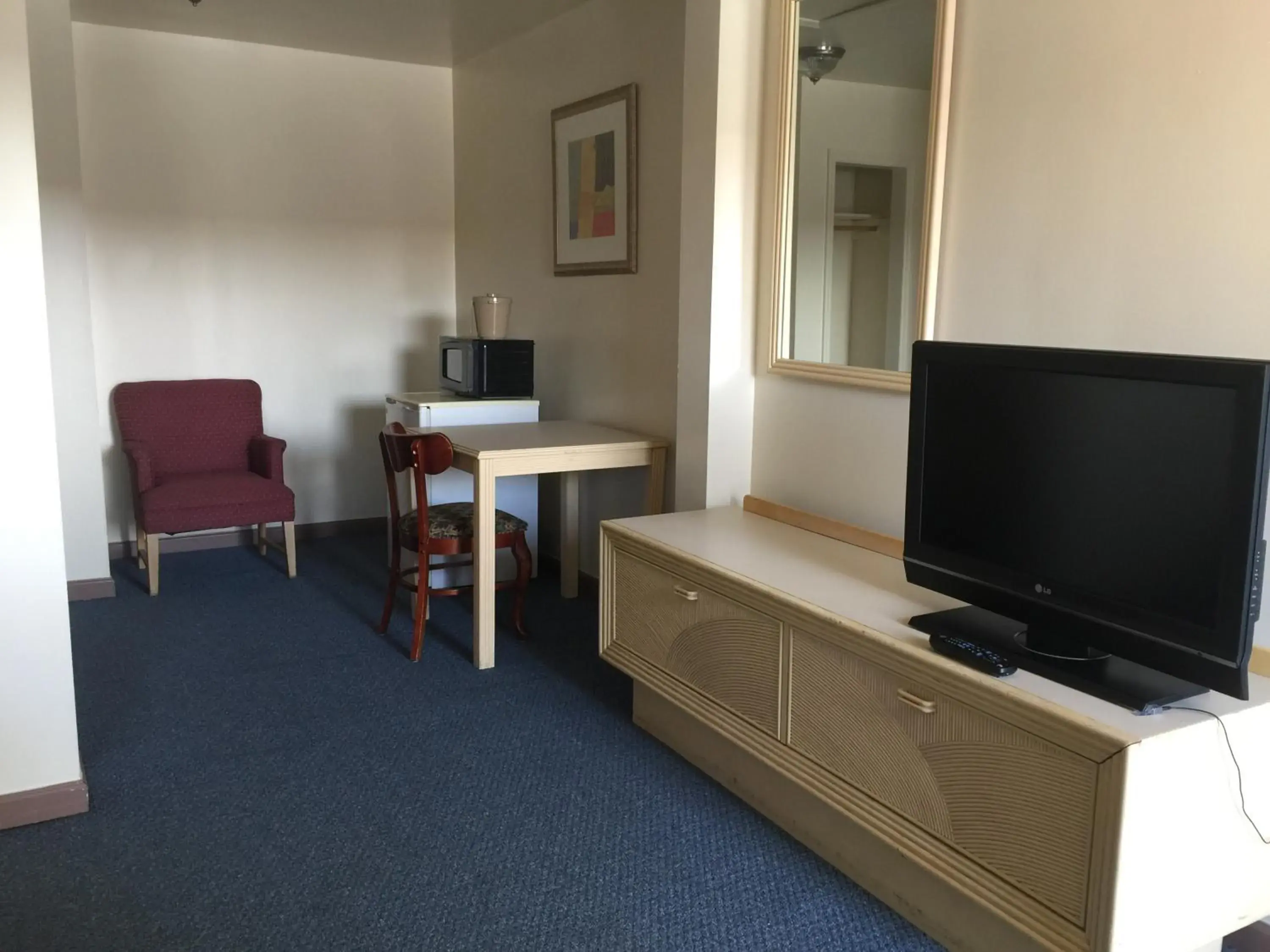 King Room - Non-Smoking in Coastal Motel King Room - Non-Smoking in Coastal Motel