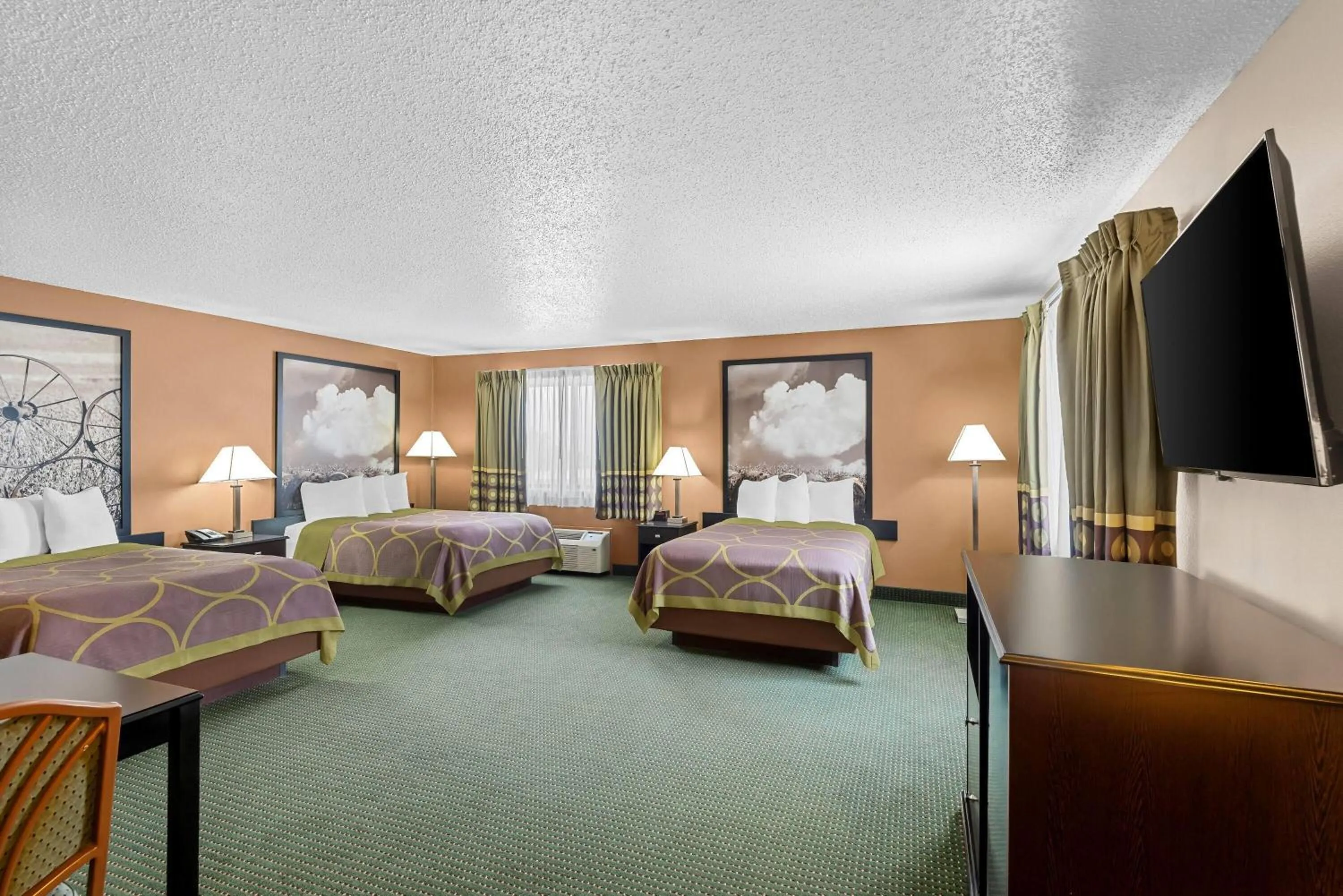 Photo of the whole room, Bed in Super 8 by Wyndham Jefferson