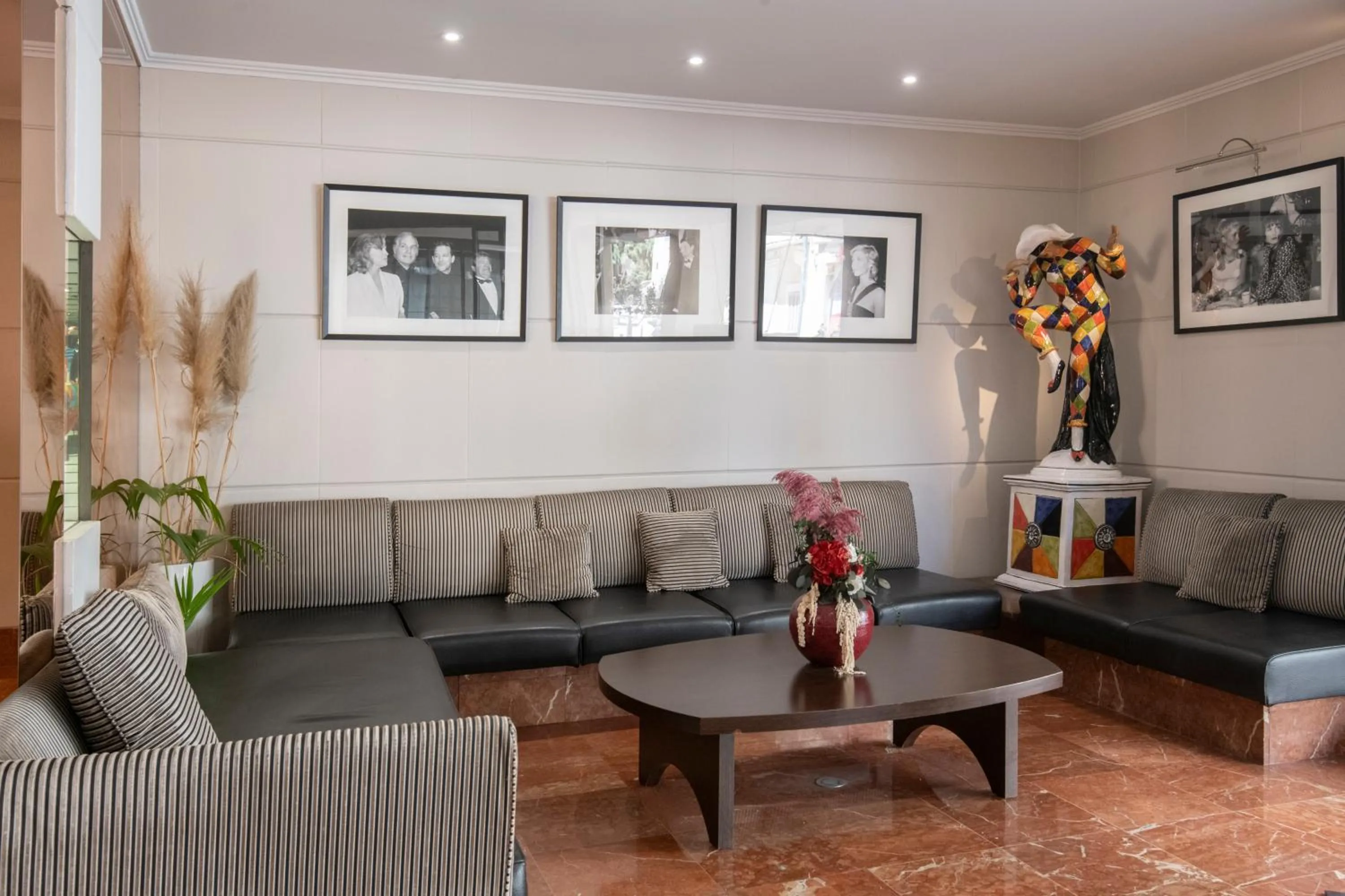 Lobby or reception in Best Western Premier Le Patio des Artistes Wellness Jacuzzi