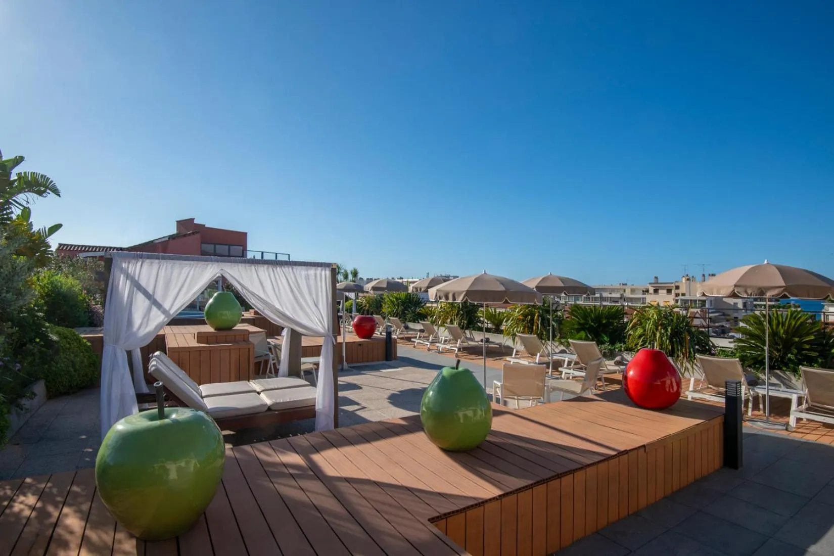 Patio in Best Western Premier Le Patio des Artistes Wellness Jacuzzi