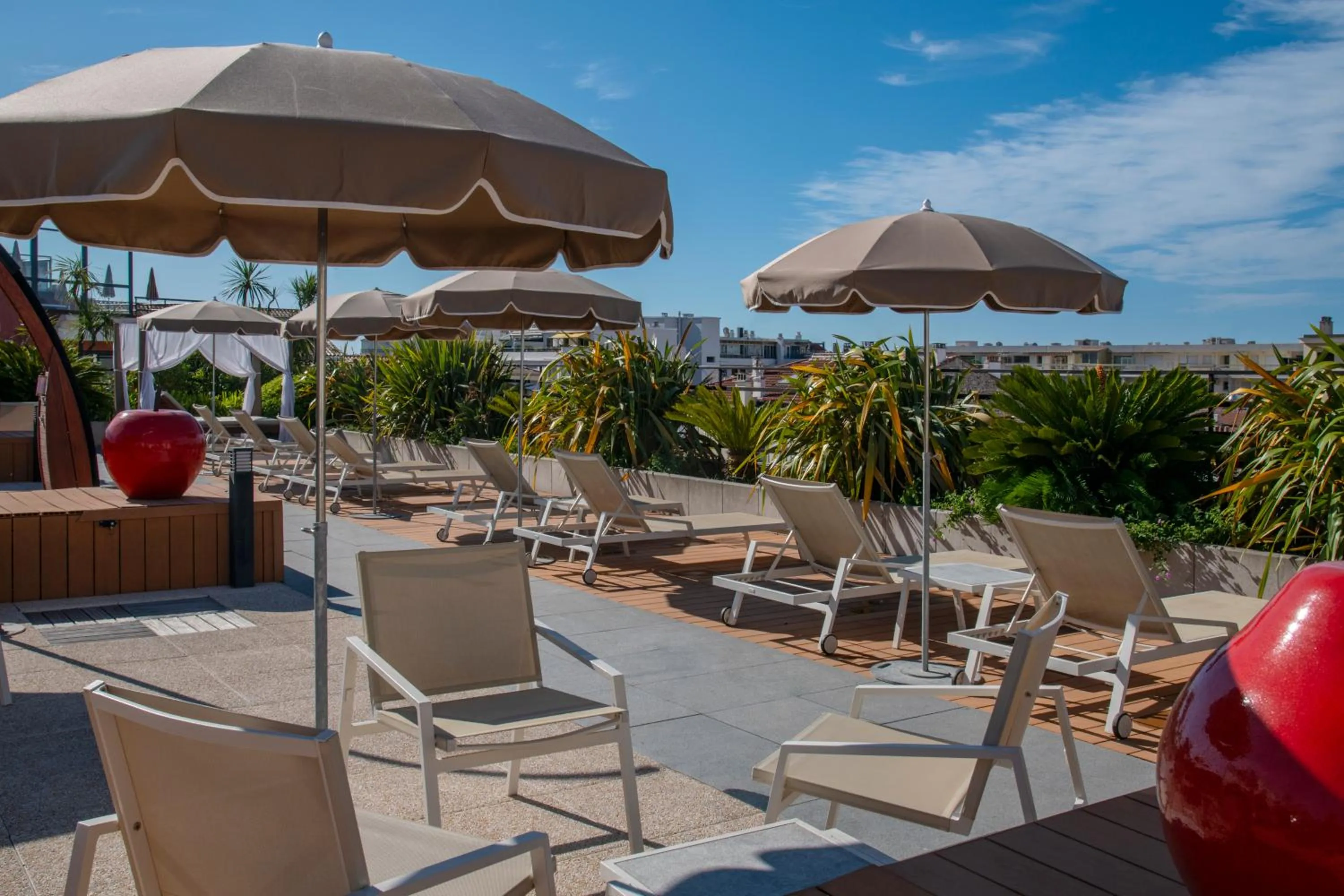 Patio in Best Western Premier Le Patio des Artistes Wellness Jacuzzi