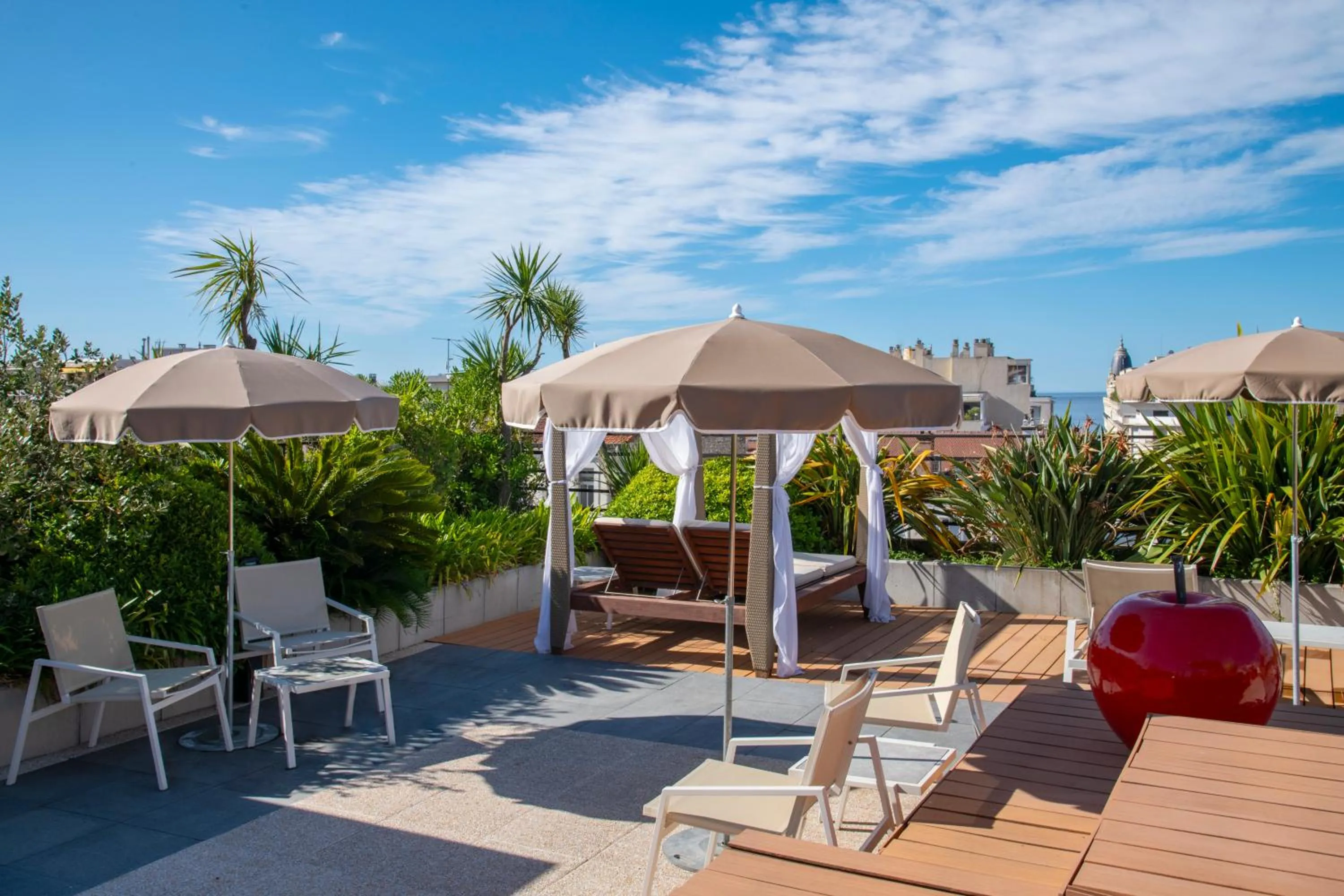 Solarium in Best Western Premier Le Patio des Artistes Wellness Jacuzzi