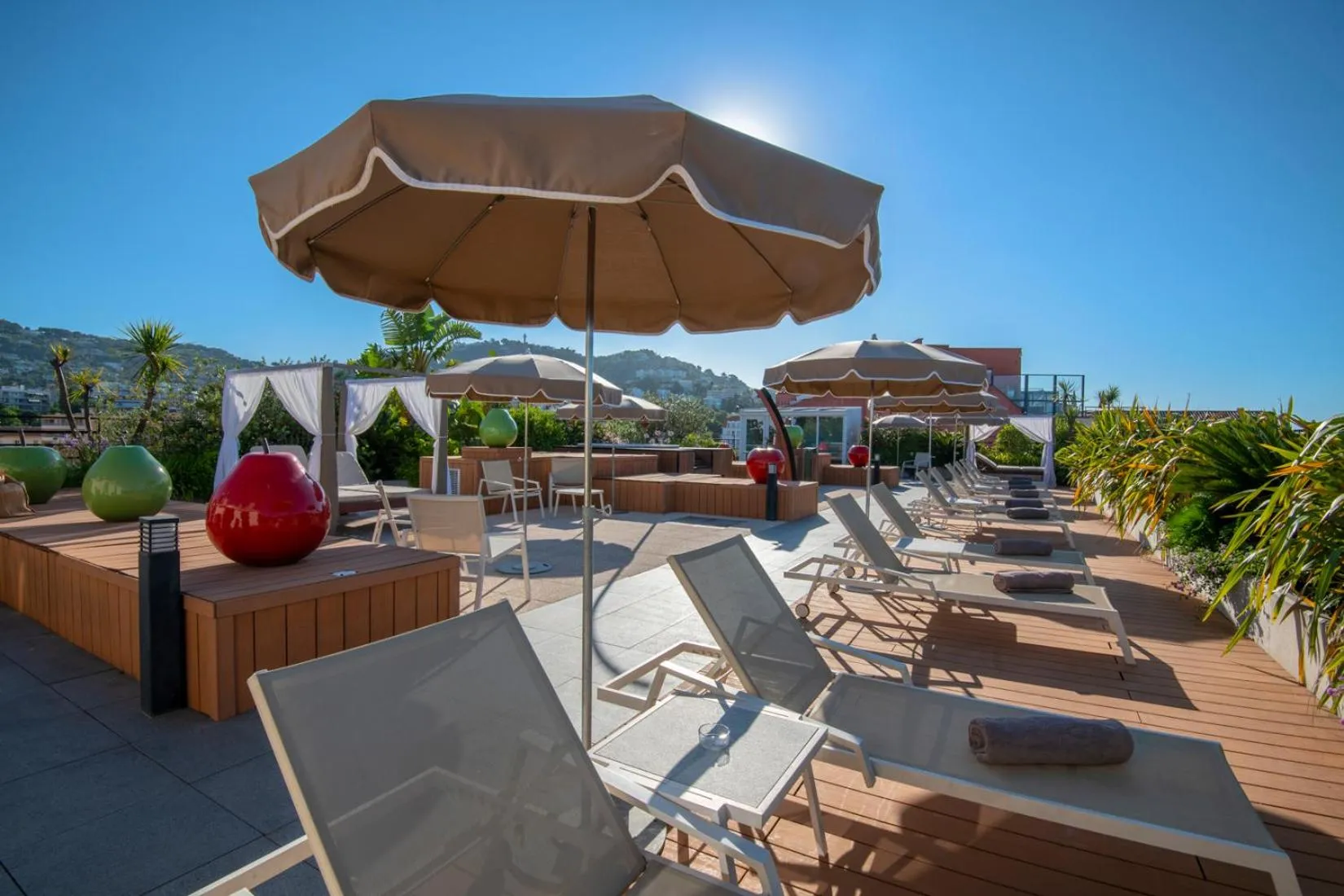 Patio in Best Western Premier Le Patio des Artistes Wellness Jacuzzi