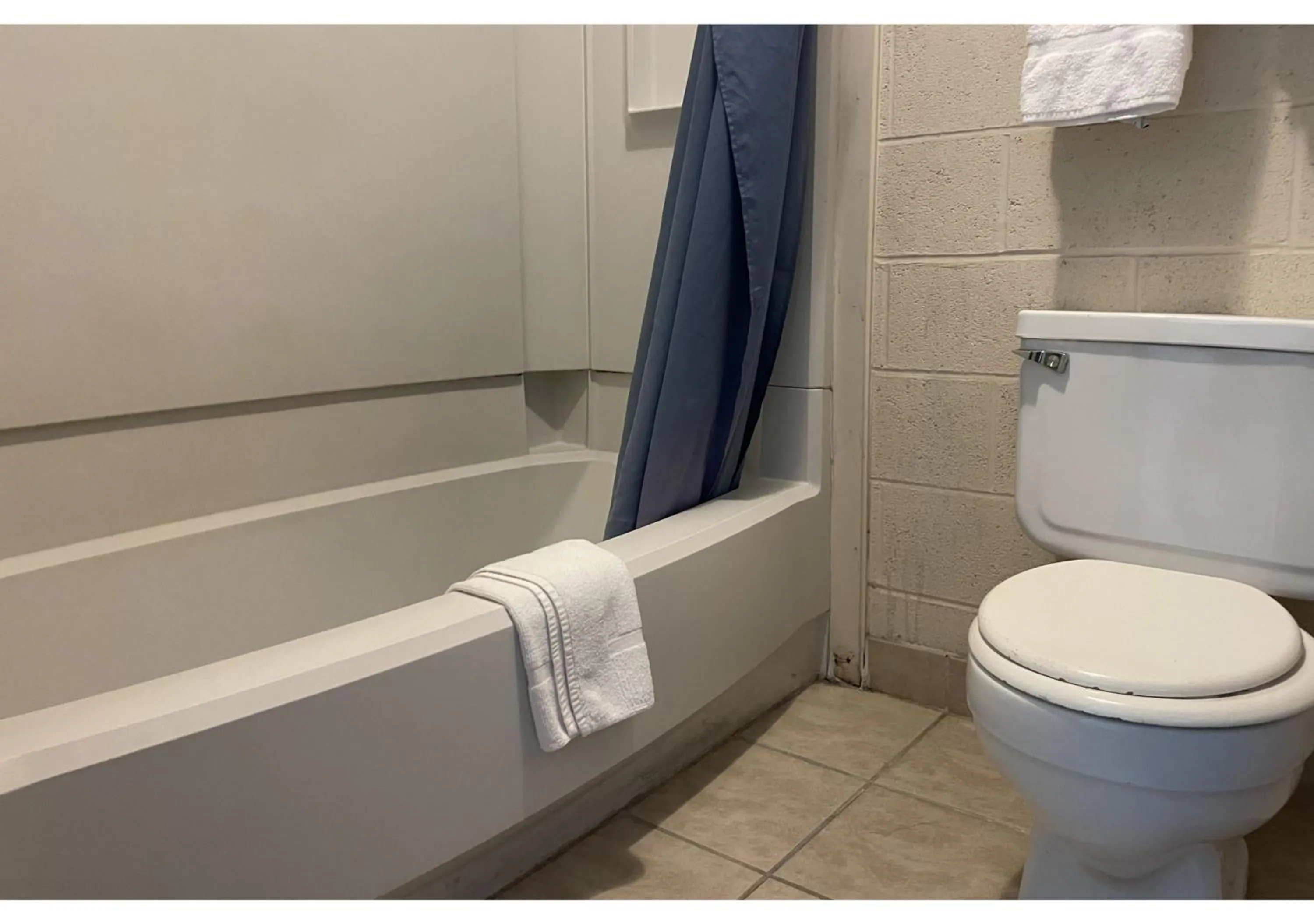 Bathroom in Skyline Motel Bartlesville Hwy 75