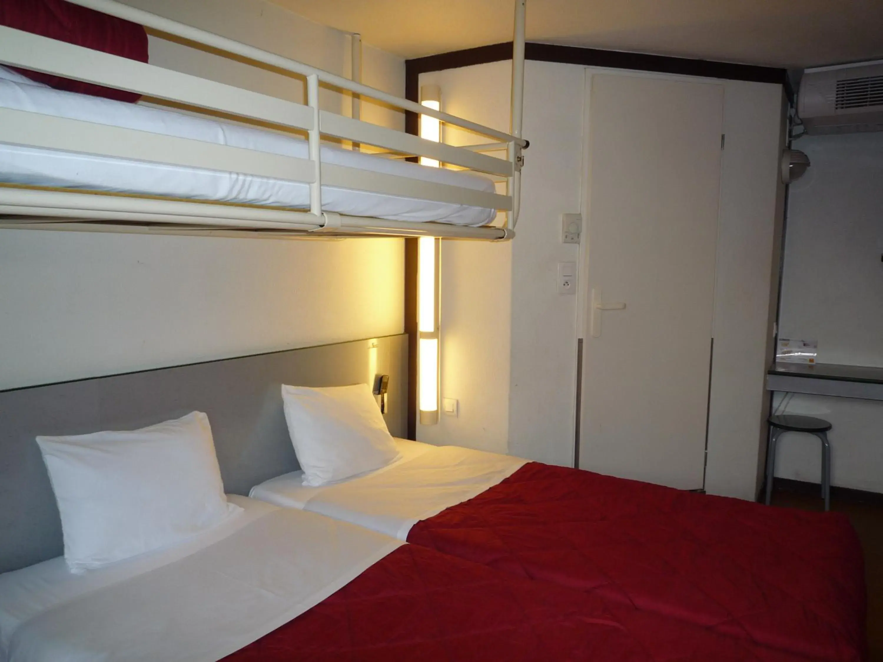 Triple Room with 3 Singles Beds in Première Classe Valence Sud Triple Room with 3 Singles Beds in Première Classe Valence Sud