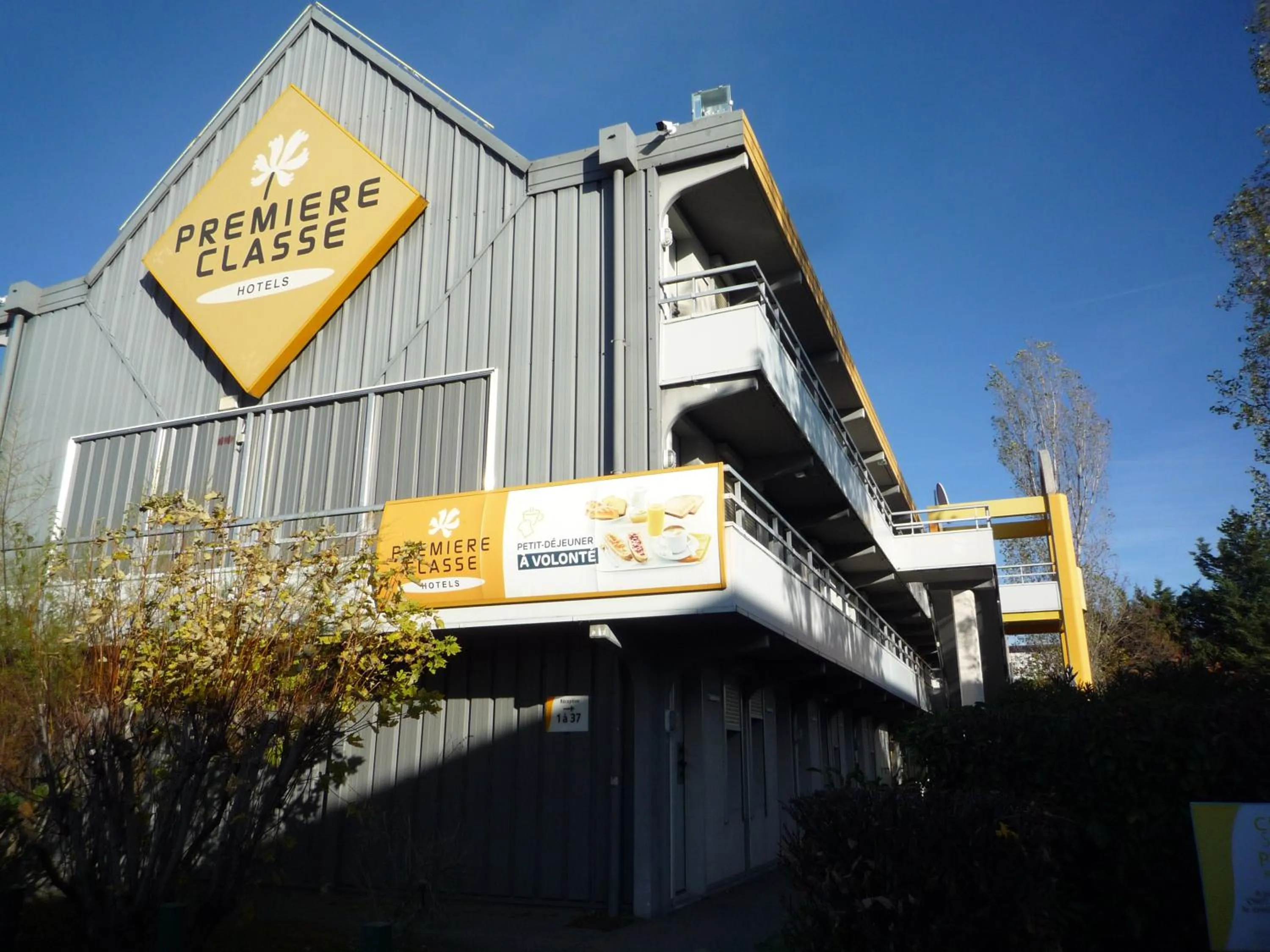 Property building in Première Classe Valence Sud