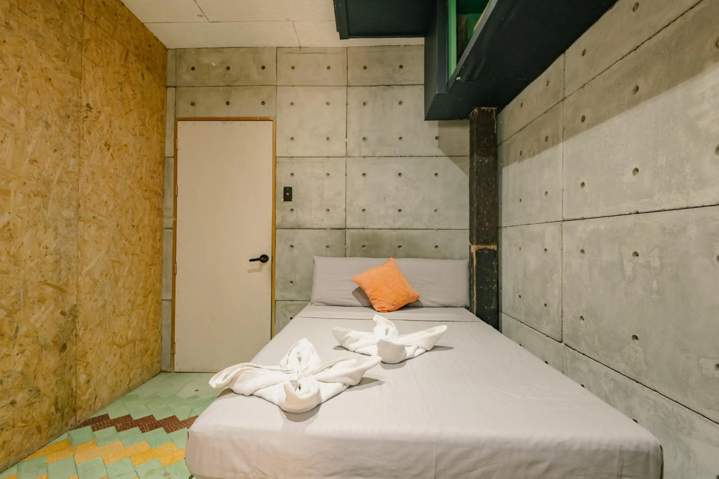 Bedroom, Bed in The Flying Fish Hostel Cebu