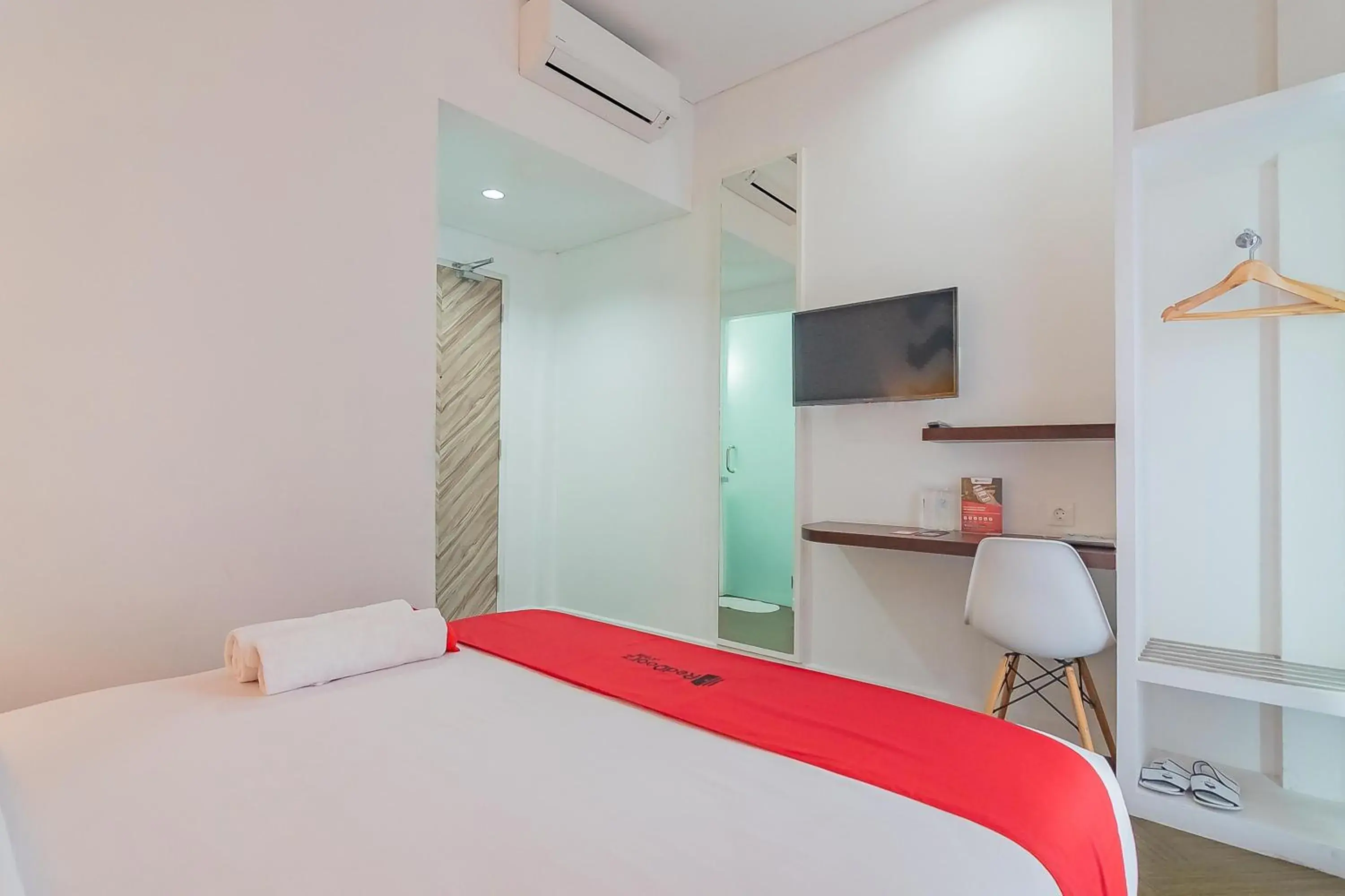 Bed in RedDoorz Premium @ Hotel Hebat Bed in RedDoorz Premium @ Hotel Hebat