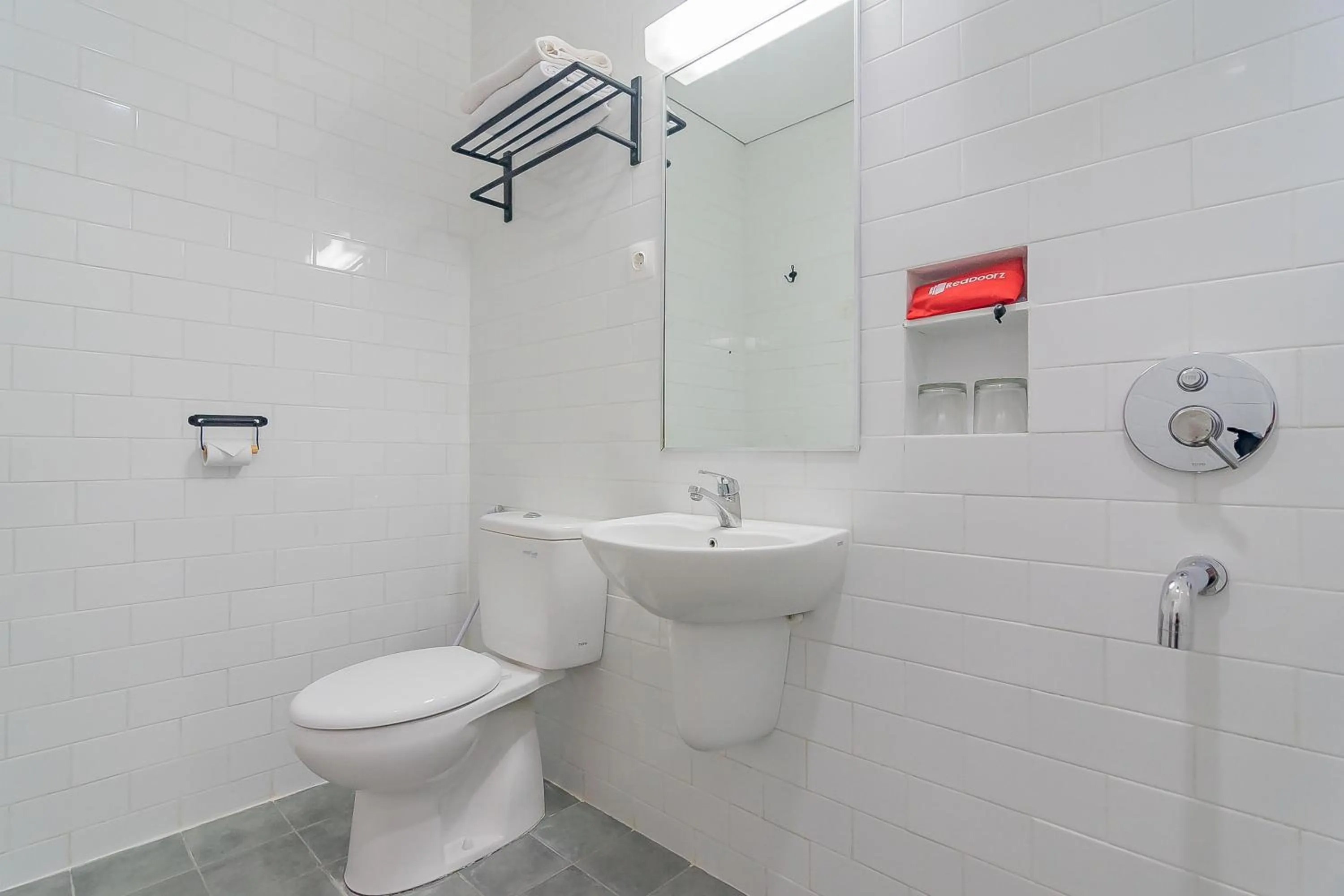 RedDoorz Premium @ Hotel Hebat