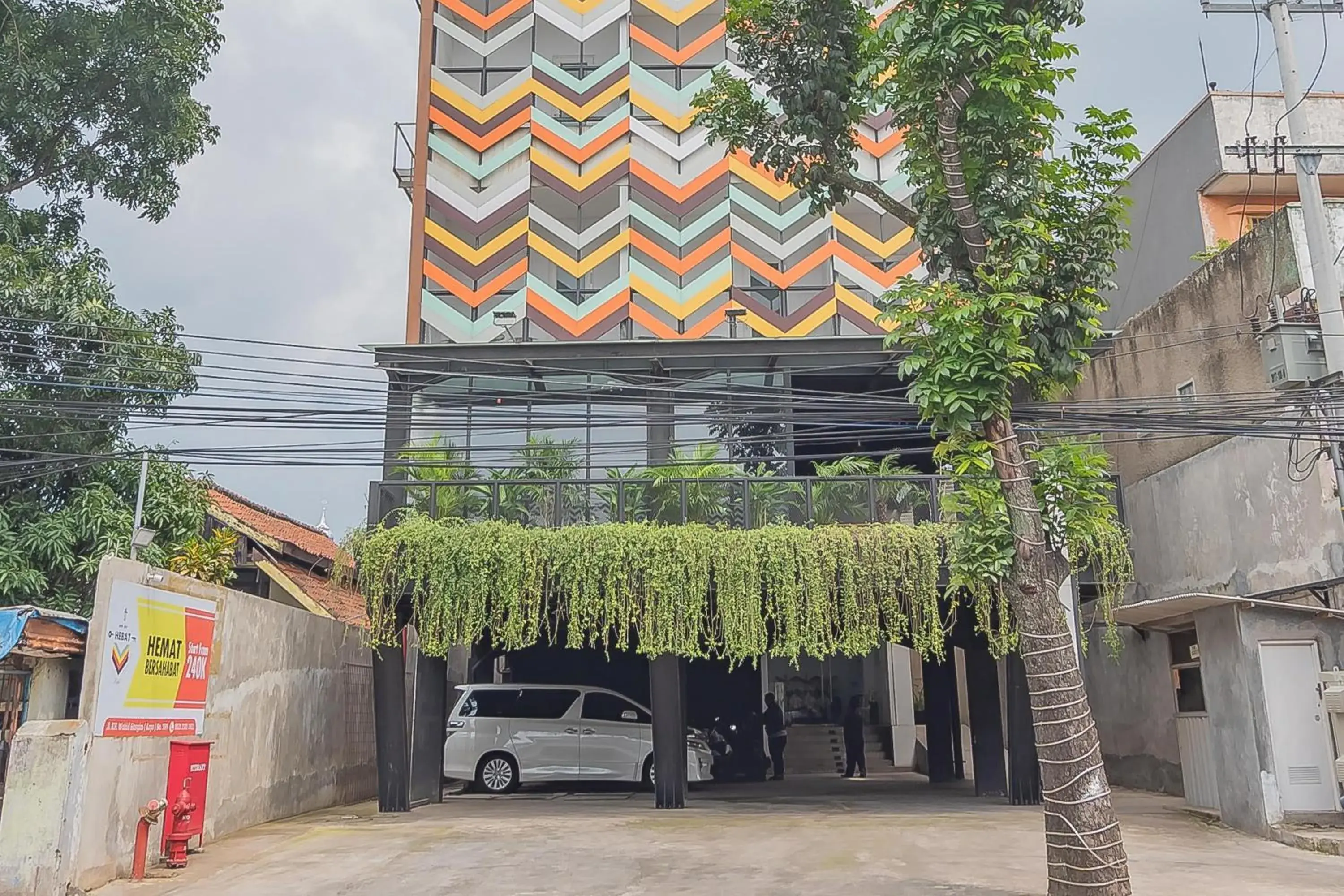Property building in RedDoorz Premium @ Hotel Hebat Property building in RedDoorz Premium @ Hotel Hebat