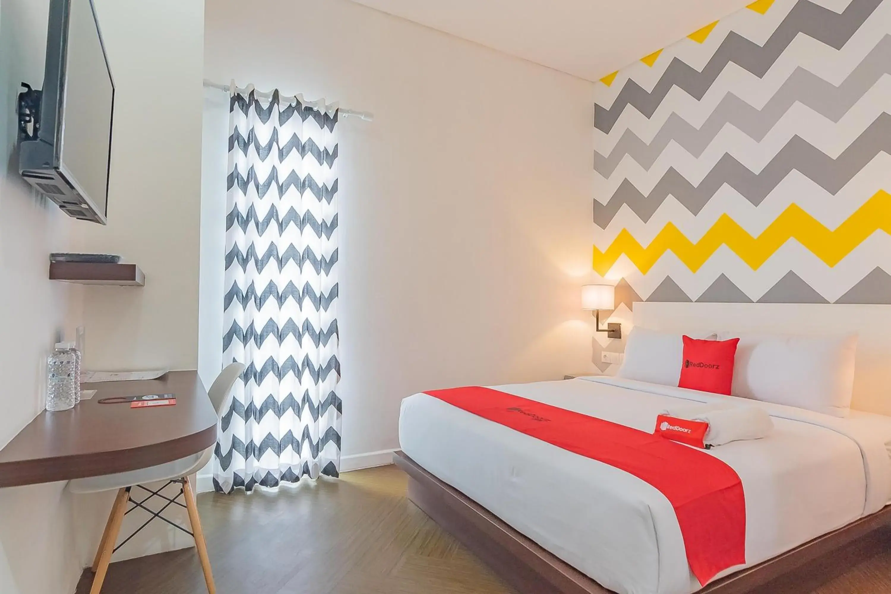 Bed in RedDoorz Premium @ Hotel Hebat Bed in RedDoorz Premium @ Hotel Hebat