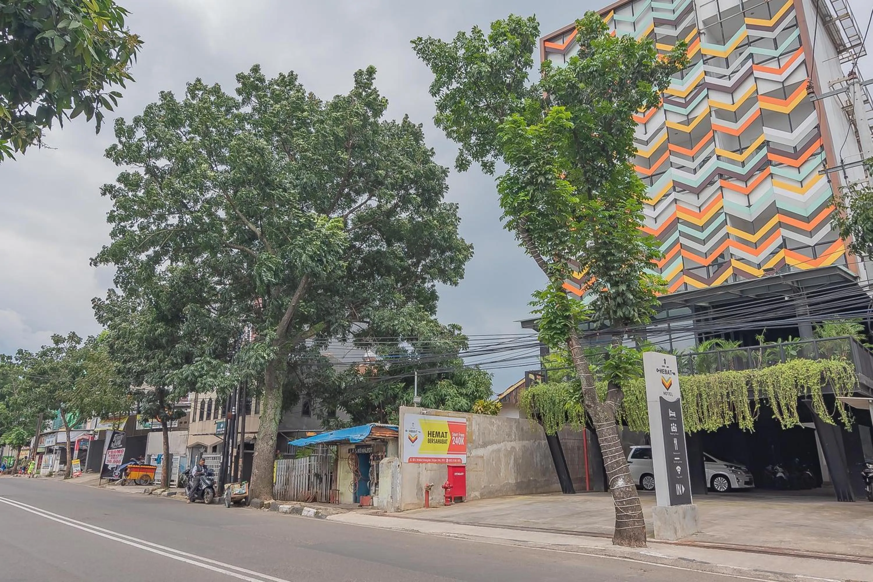 RedDoorz Premium @ Hotel Hebat