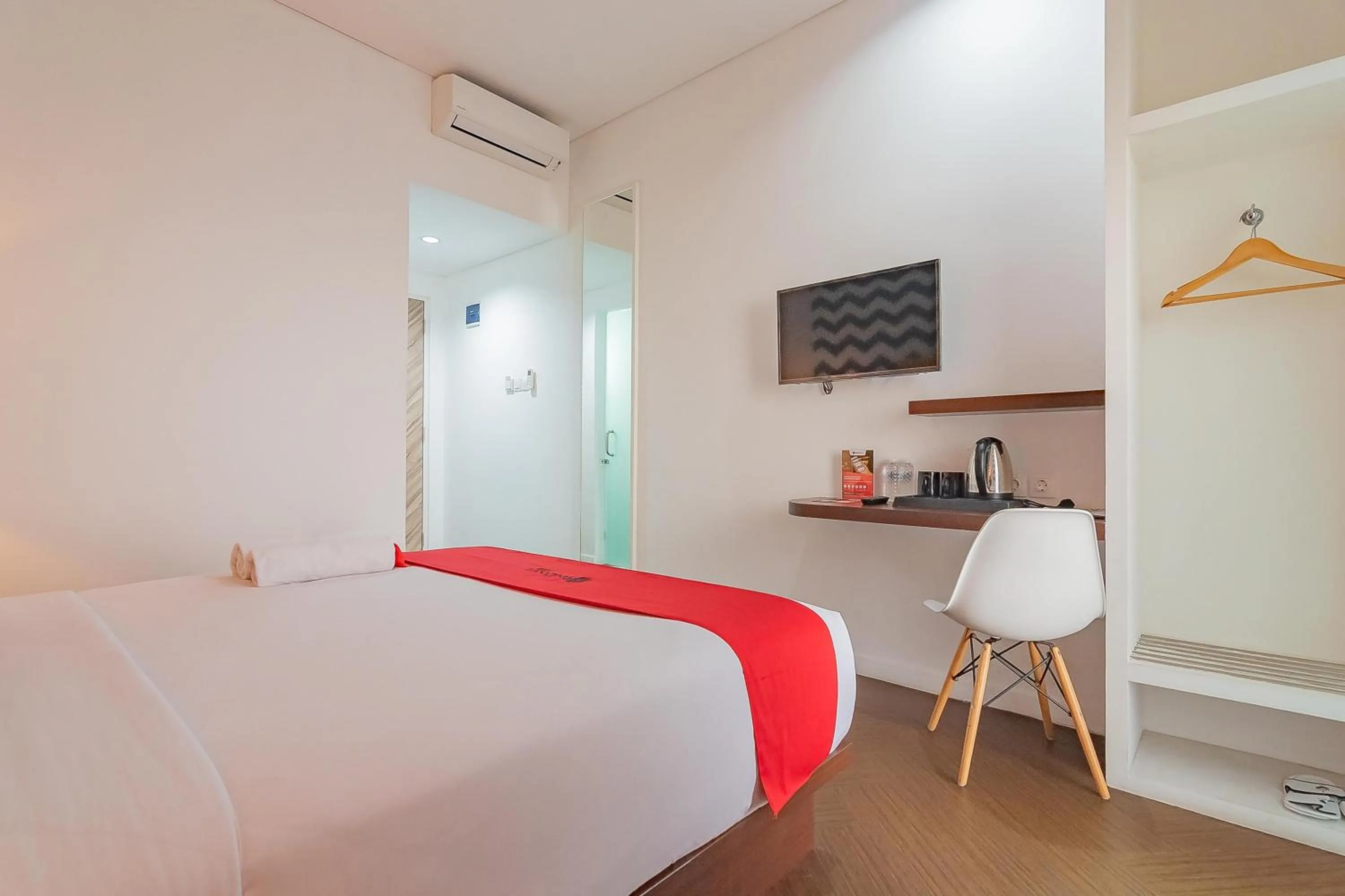 Bed in RedDoorz Premium @ Hotel Hebat