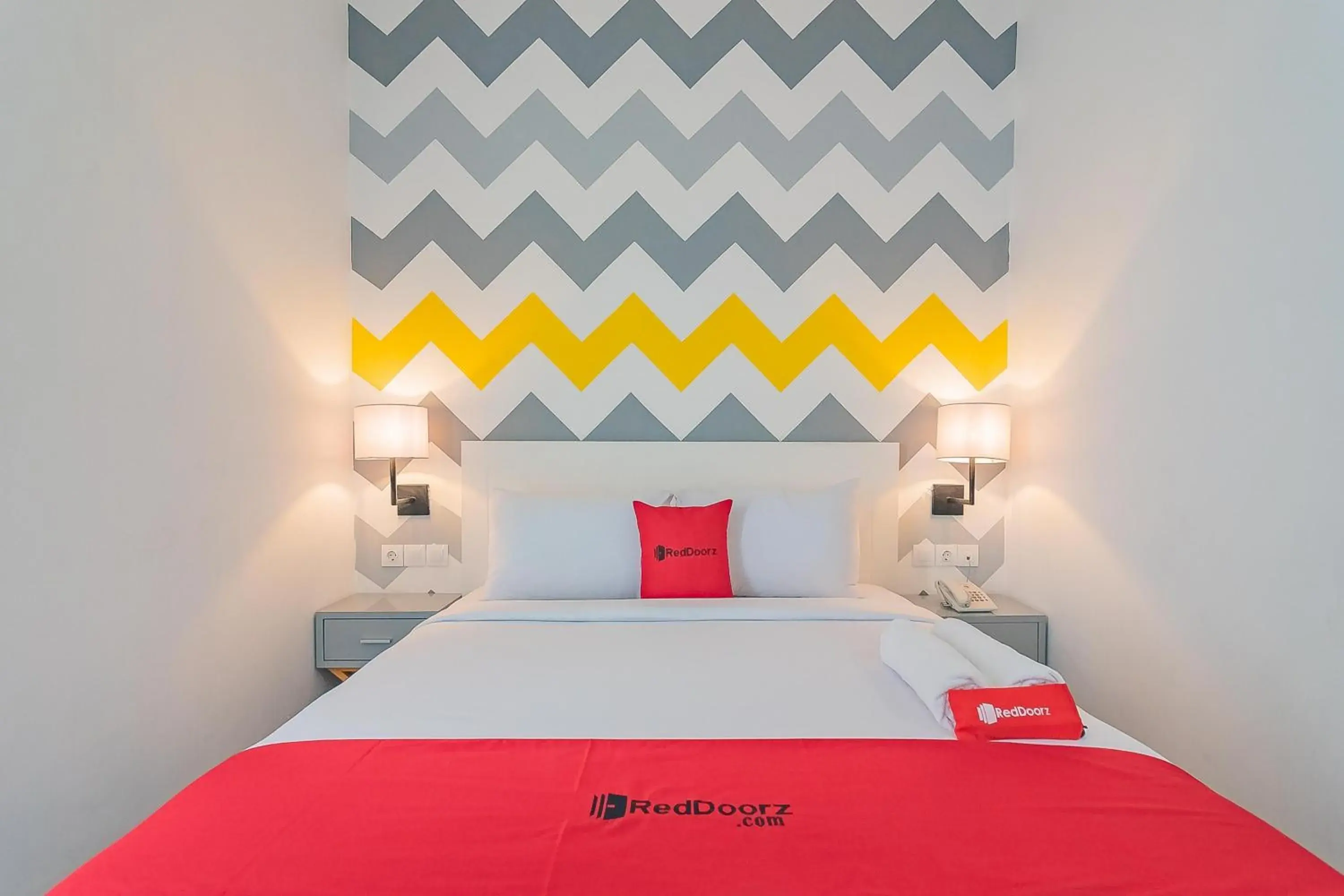 Bed in RedDoorz Premium @ Hotel Hebat Bed in RedDoorz Premium @ Hotel Hebat