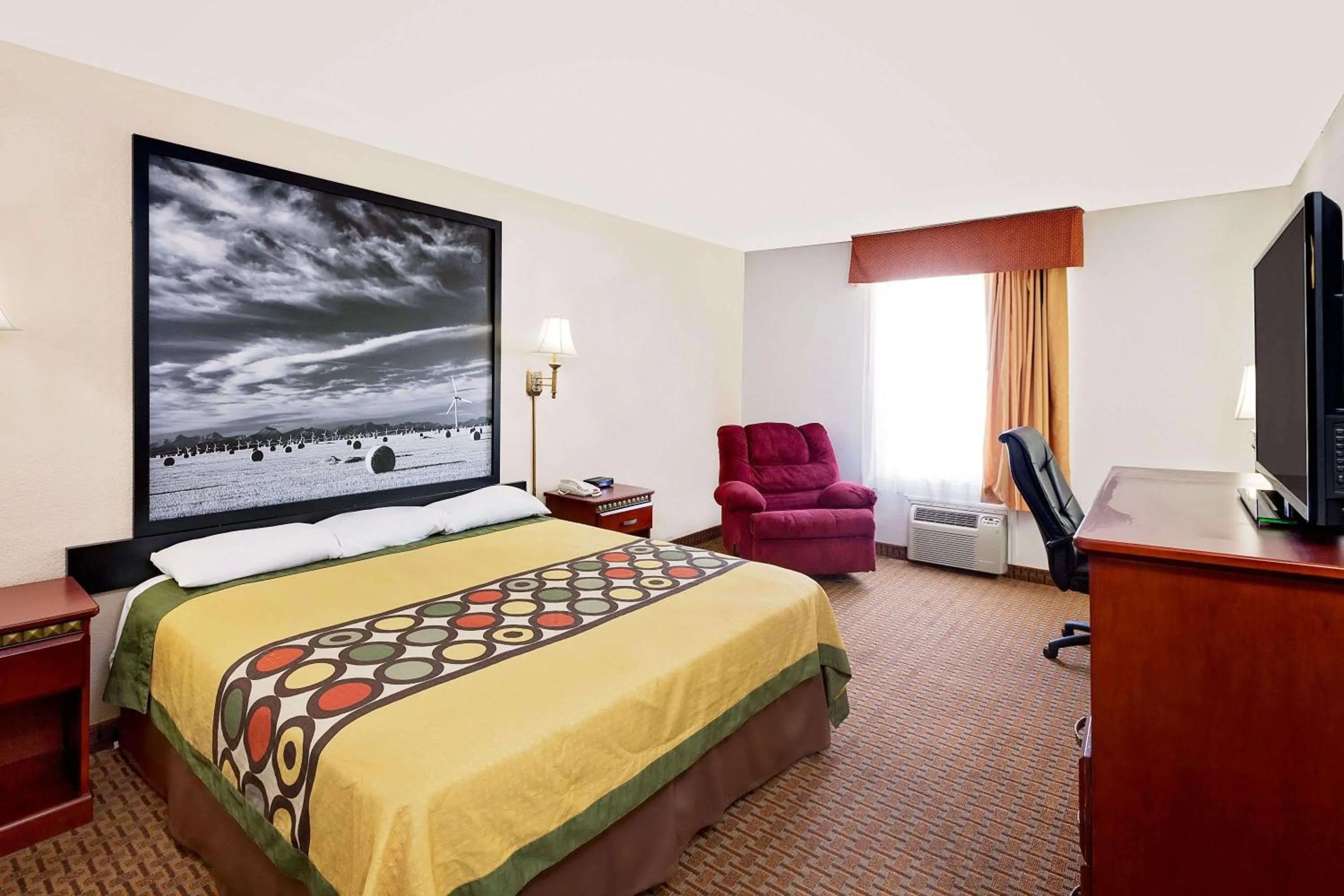 Photo of the whole room, Bed in Super 8 by Wyndham Plainview