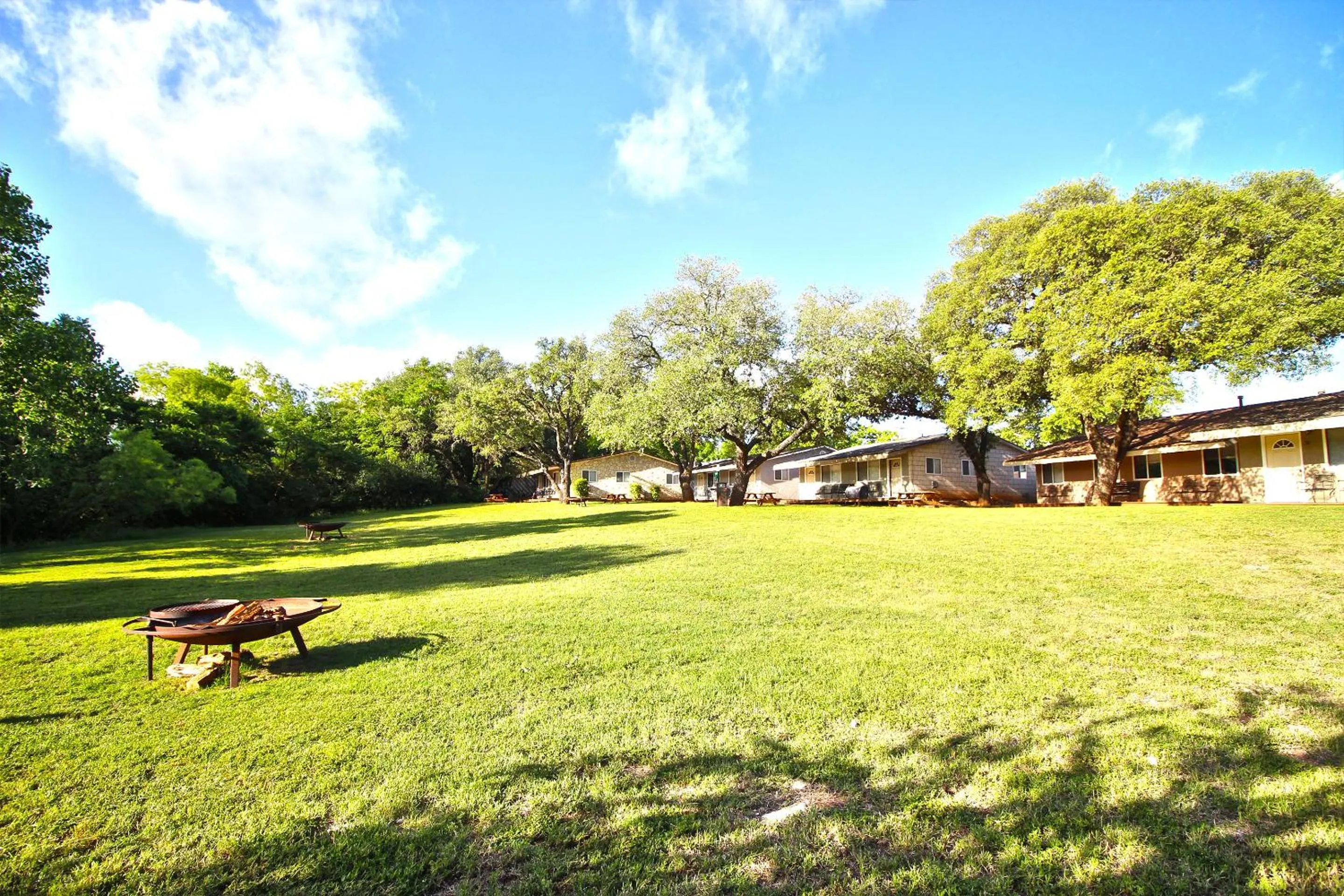 Facade/entrance in Peach Tree Inn & Suites