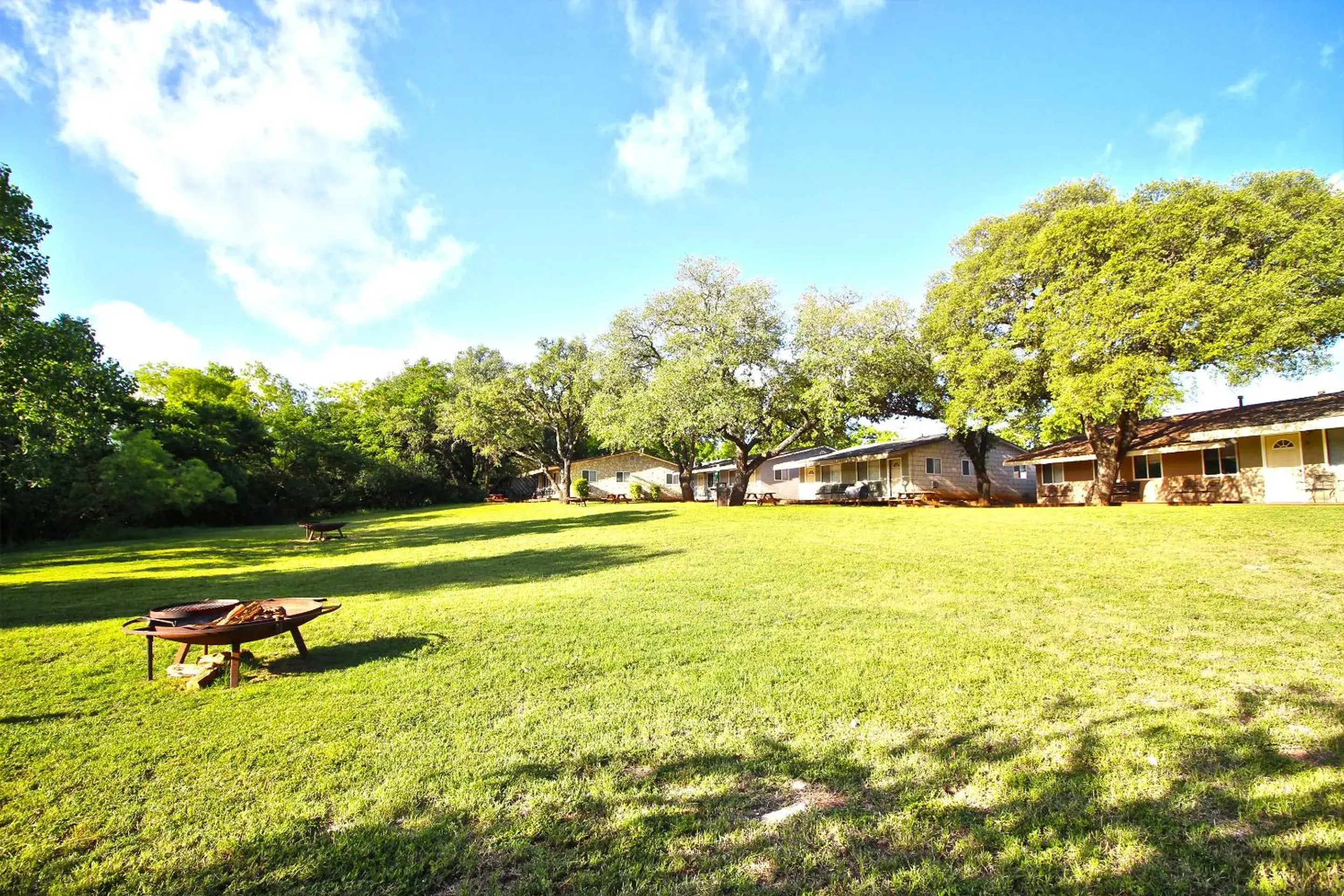Facade/entrance in Peach Tree Inn & Suites Facade/entrance in Peach Tree Inn & Suites