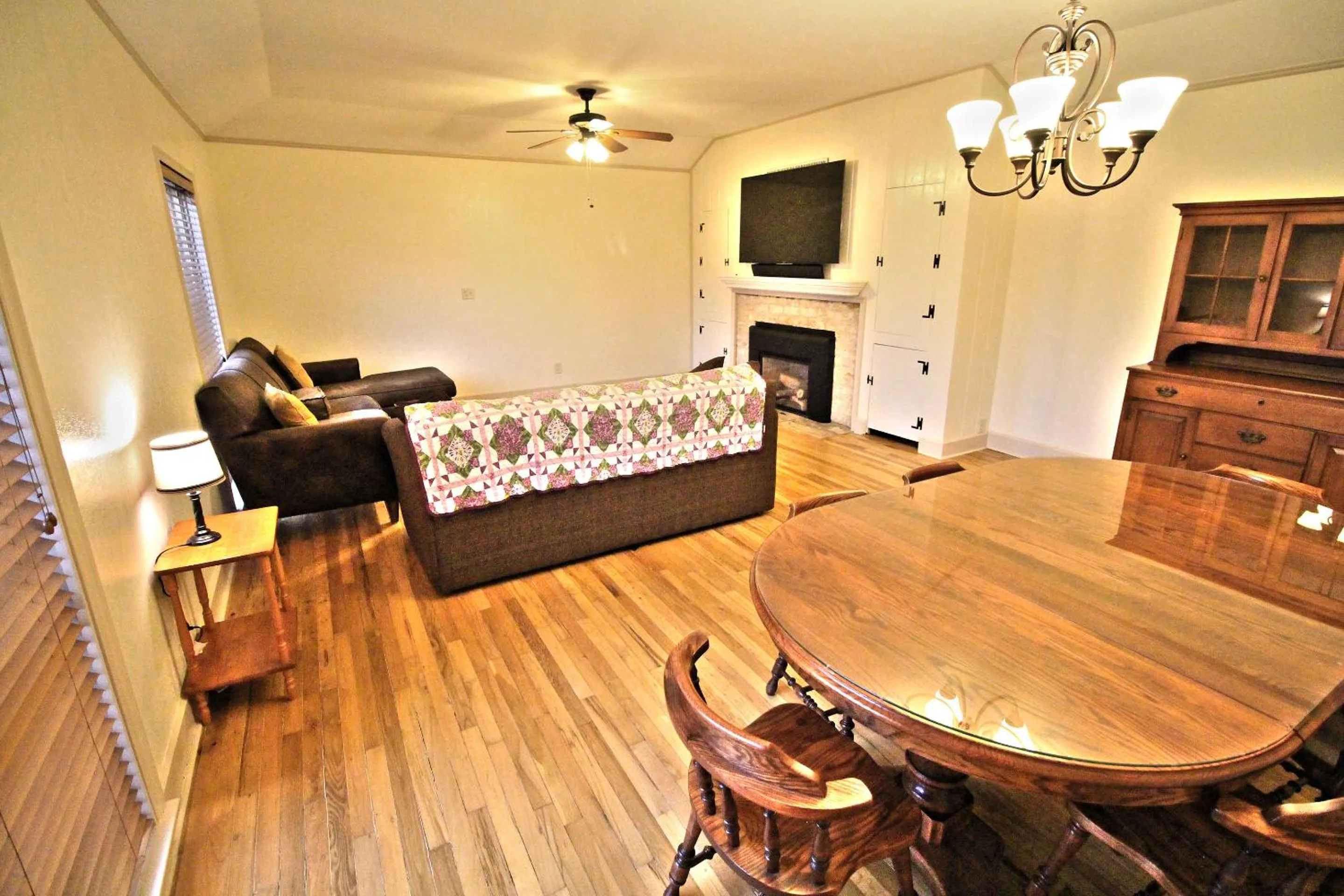 TV and multimedia in Peach Tree Inn & Suites