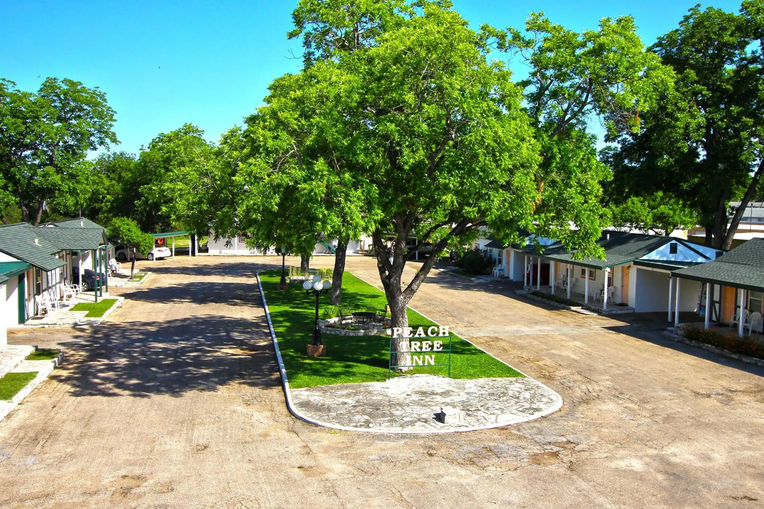 Facade/entrance in Peach Tree Inn & Suites Facade/entrance in Peach Tree Inn & Suites