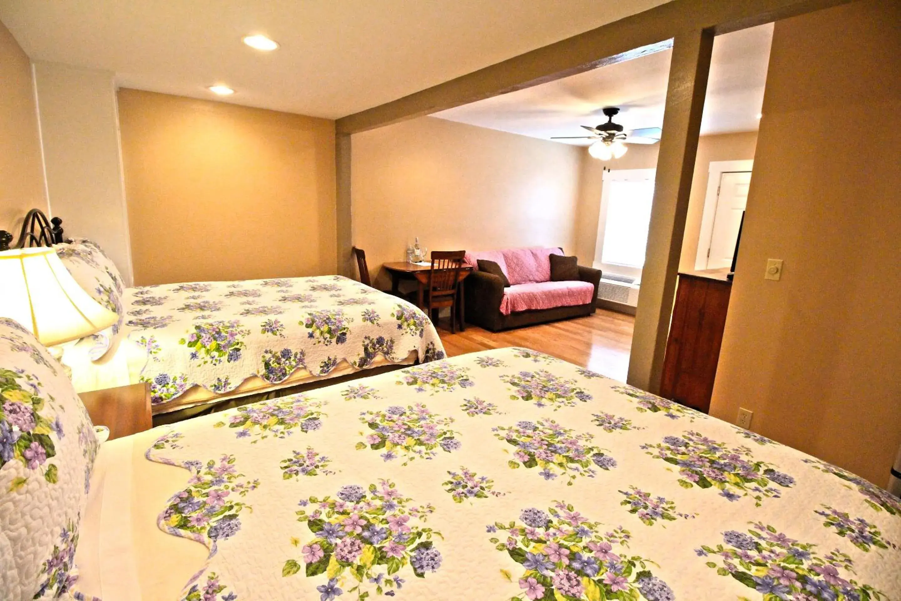 Bedroom, Bed in Peach Tree Inn & Suites Bedroom, Bed in Peach Tree Inn & Suites