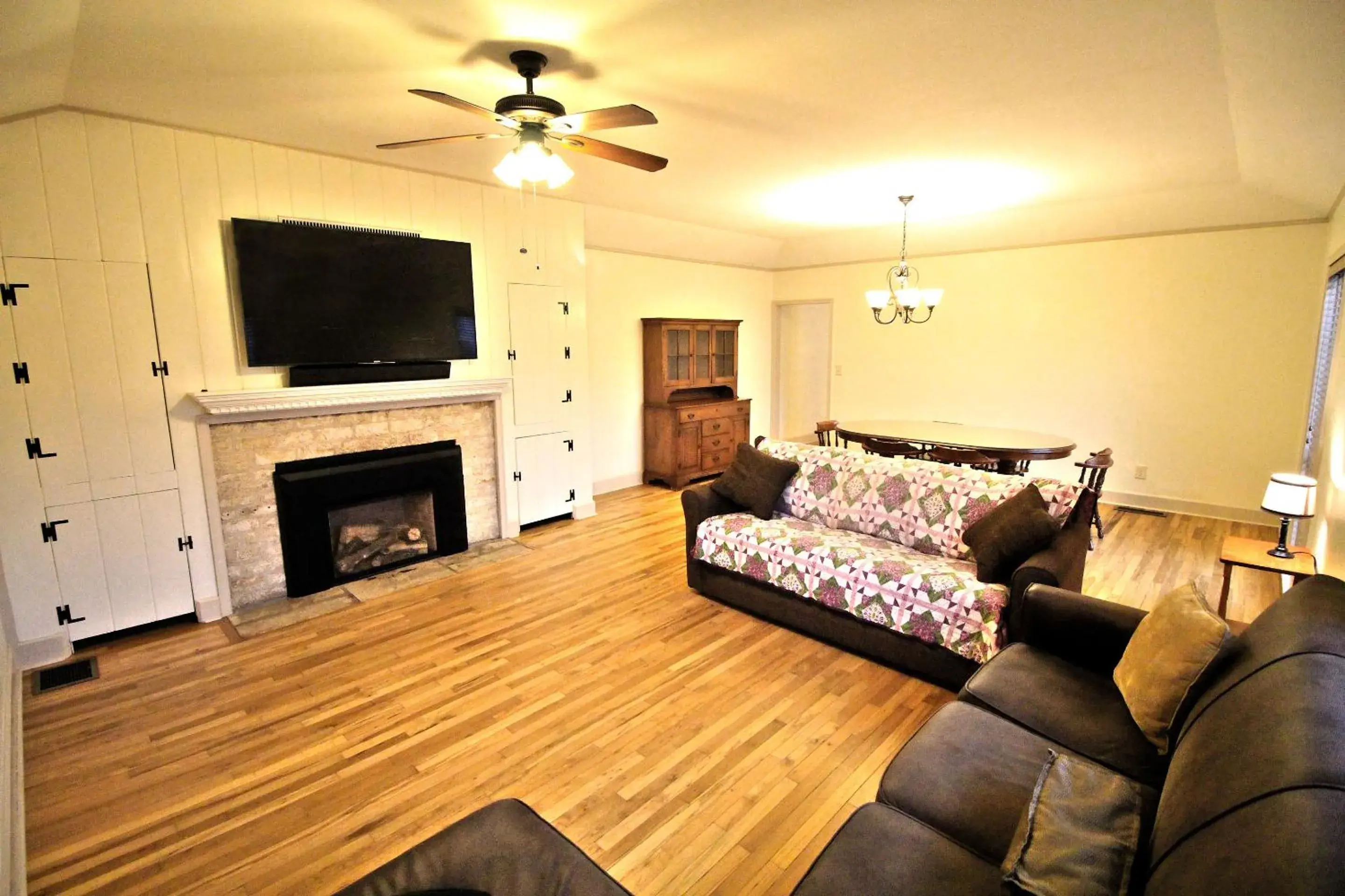 Living room in Peach Tree Inn & Suites Living room in Peach Tree Inn & Suites