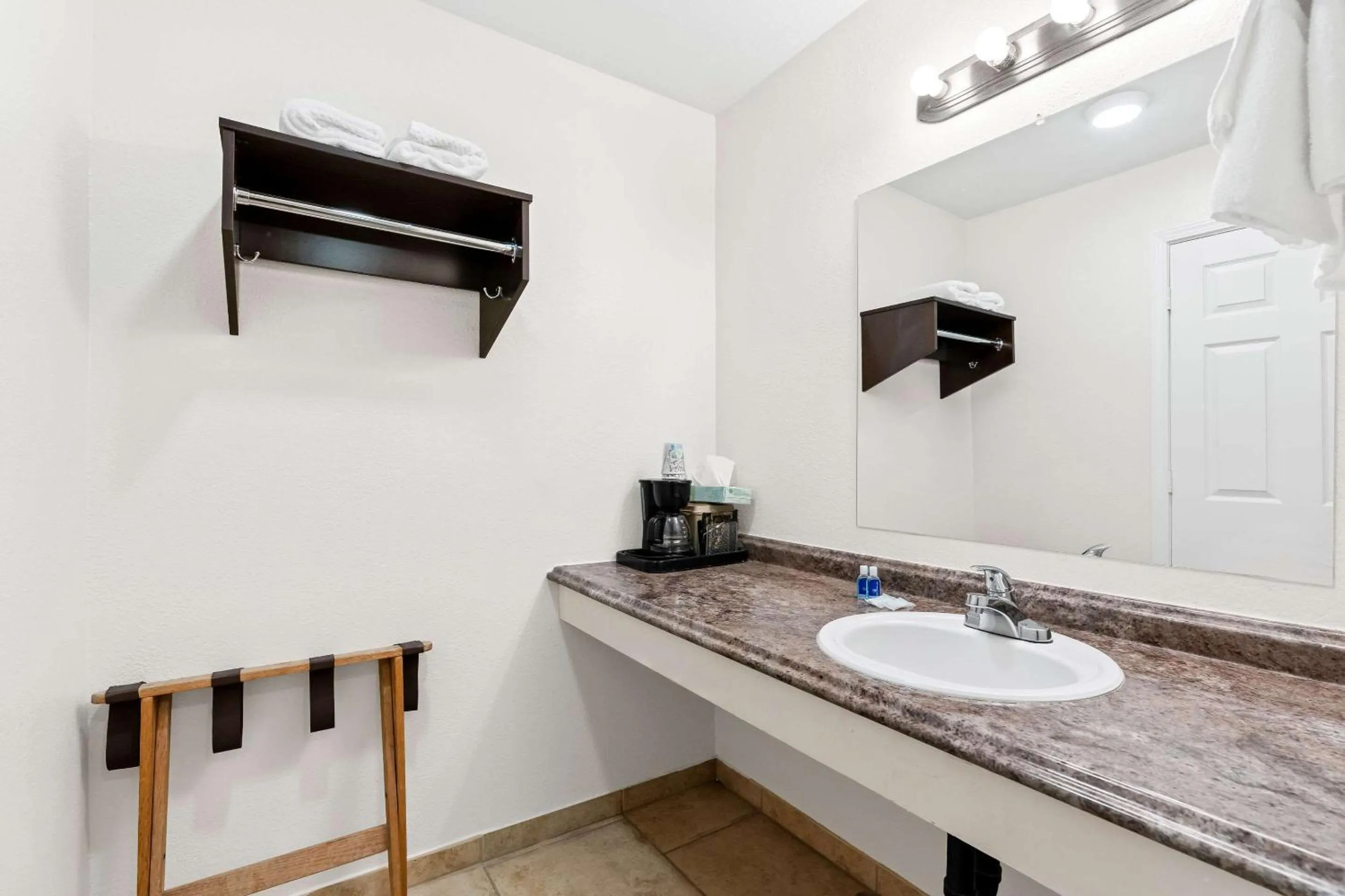 Bedroom in Rodeway Inn Hermiston - Umatilla