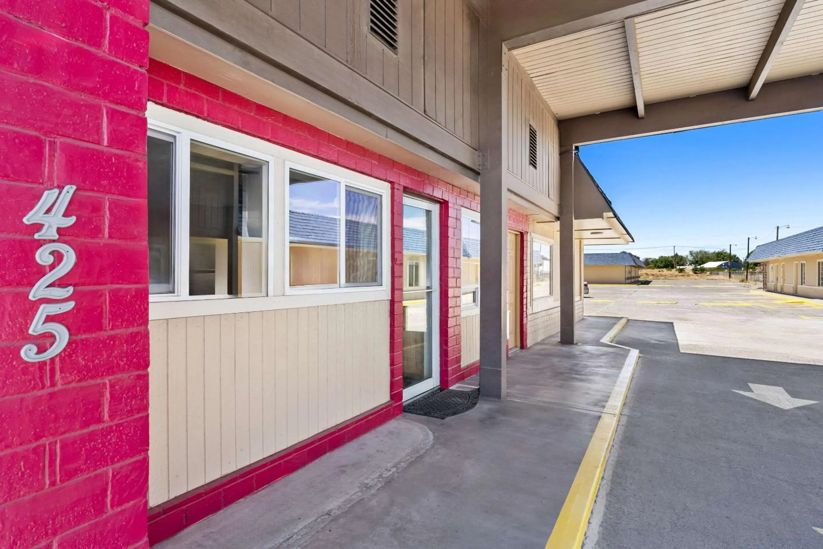 Property building in Rodeway Inn Hermiston - Umatilla