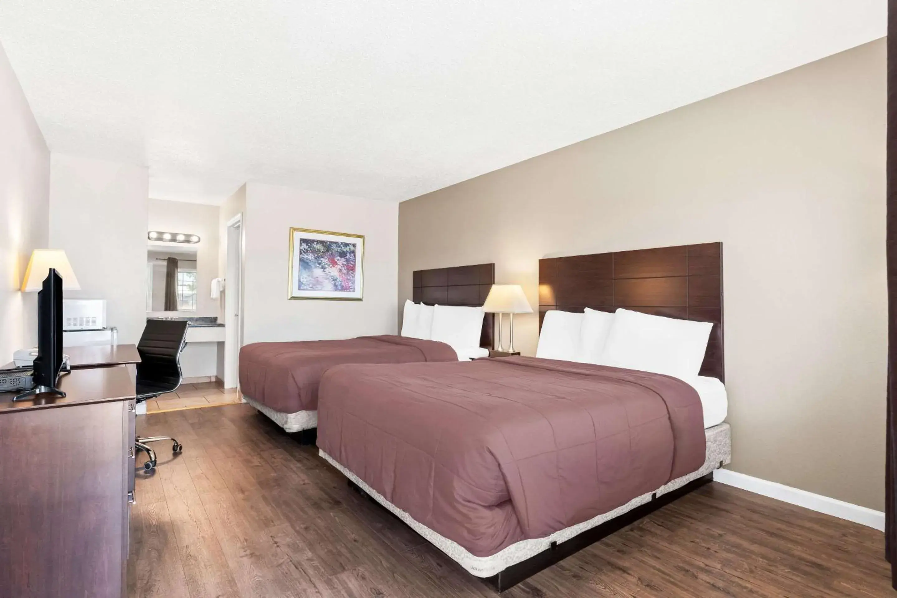 Bedroom, Bed in Rodeway Inn Hermiston - Umatilla Bedroom, Bed in Rodeway Inn Hermiston - Umatilla