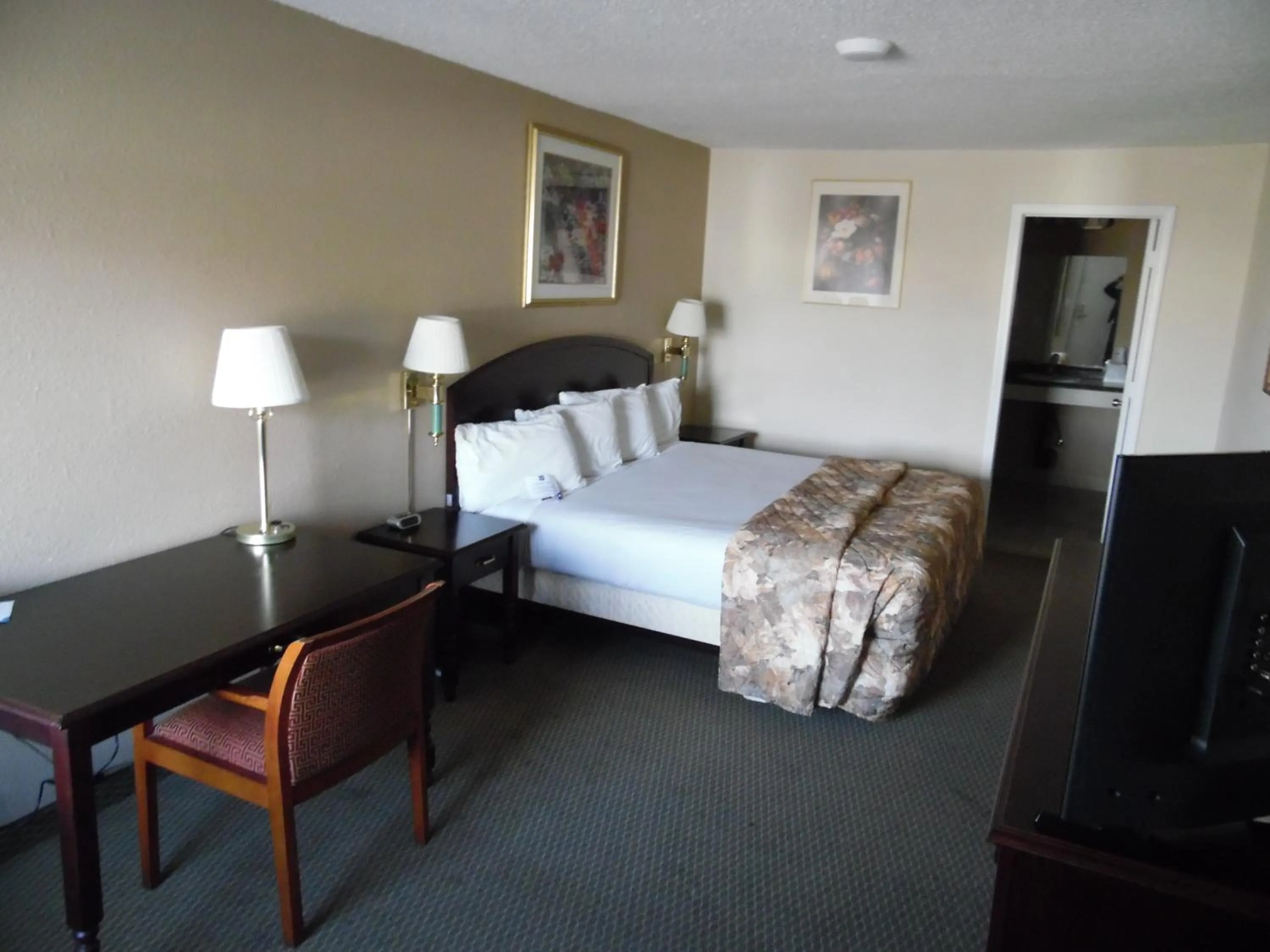 Living room, Bed in Rodeway Inn Hermiston - Umatilla
