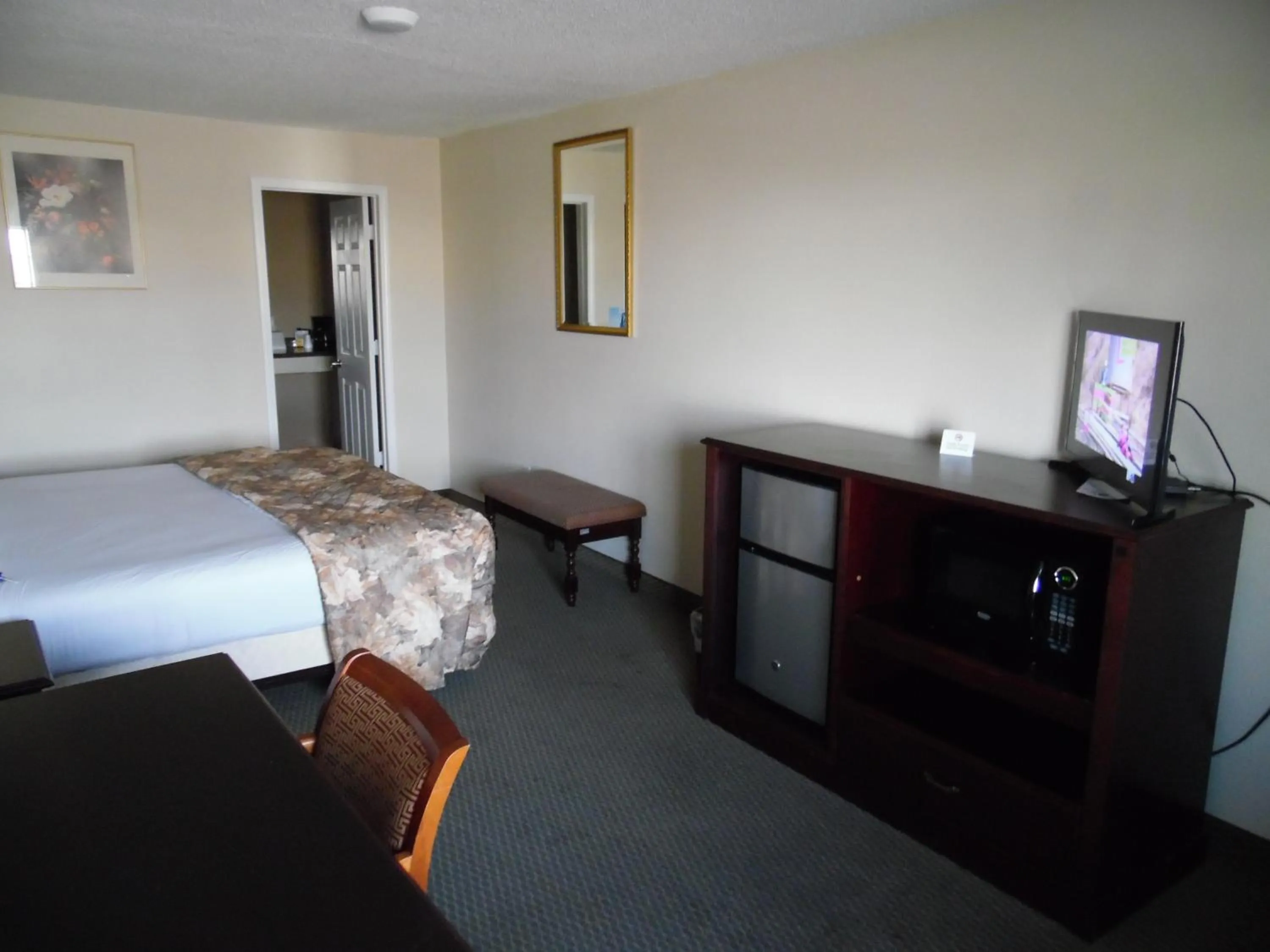Living room, Bed in Rodeway Inn Hermiston - Umatilla