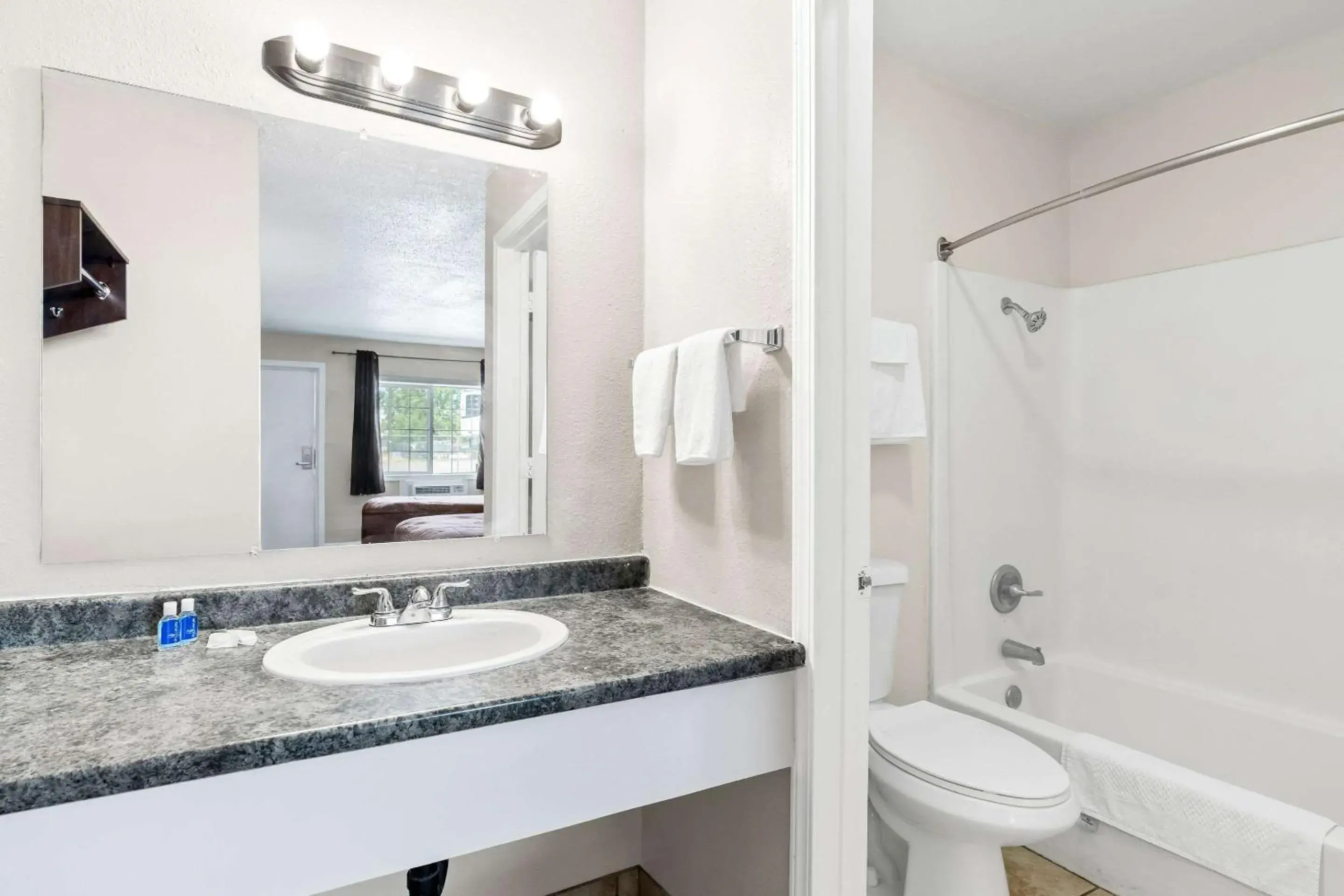 Bedroom in Rodeway Inn Hermiston - Umatilla Bedroom in Rodeway Inn Hermiston - Umatilla