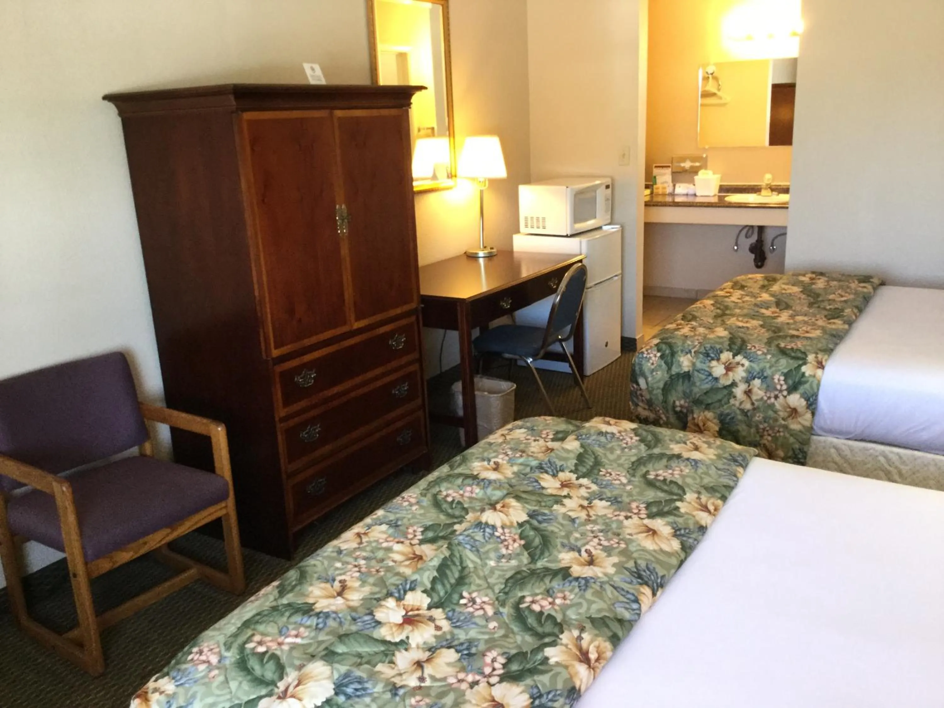 Bedroom, Bed in Rodeway Inn Hermiston - Umatilla