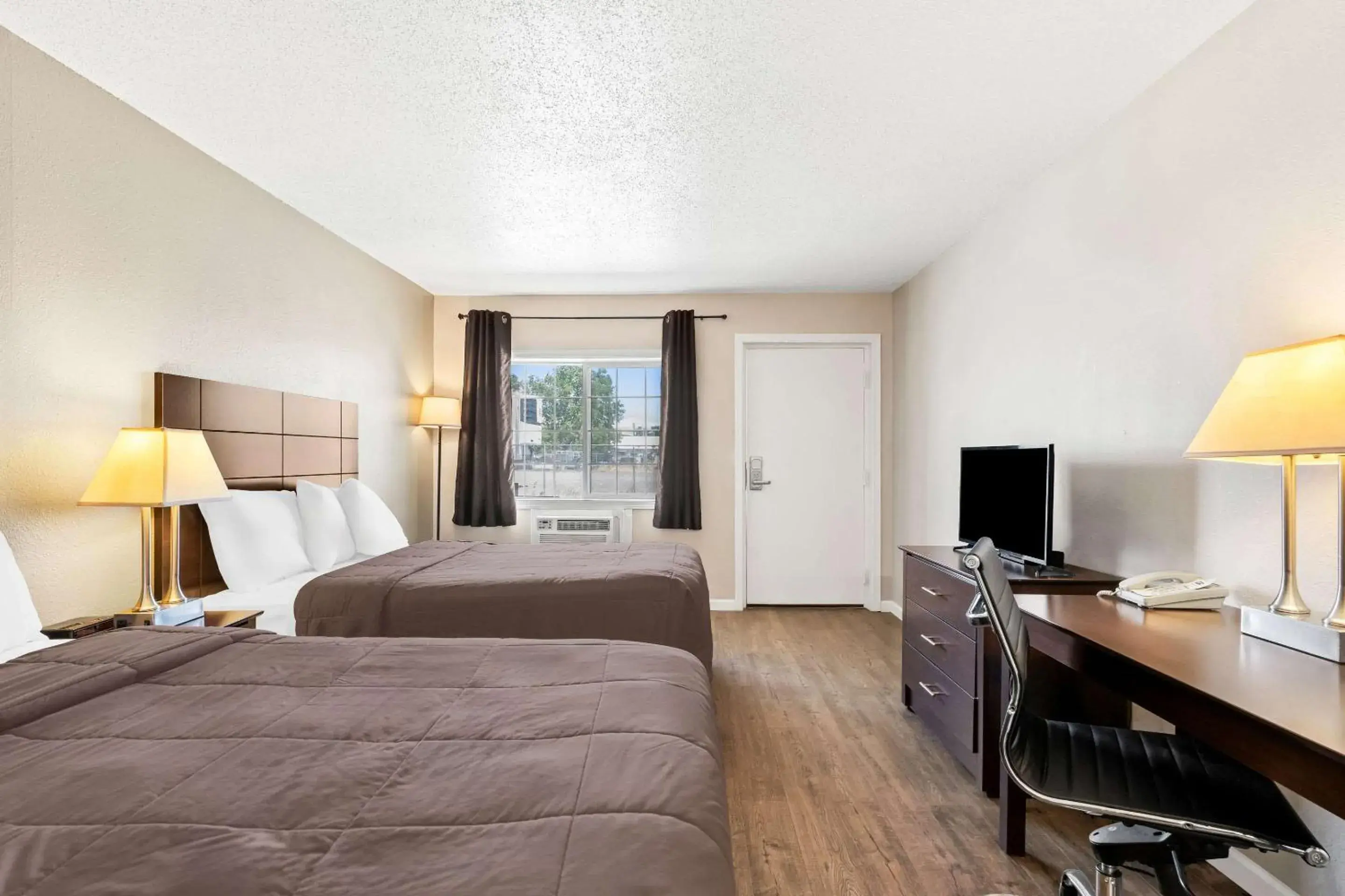 Bedroom, Bed in Rodeway Inn Hermiston - Umatilla Bedroom, Bed in Rodeway Inn Hermiston - Umatilla