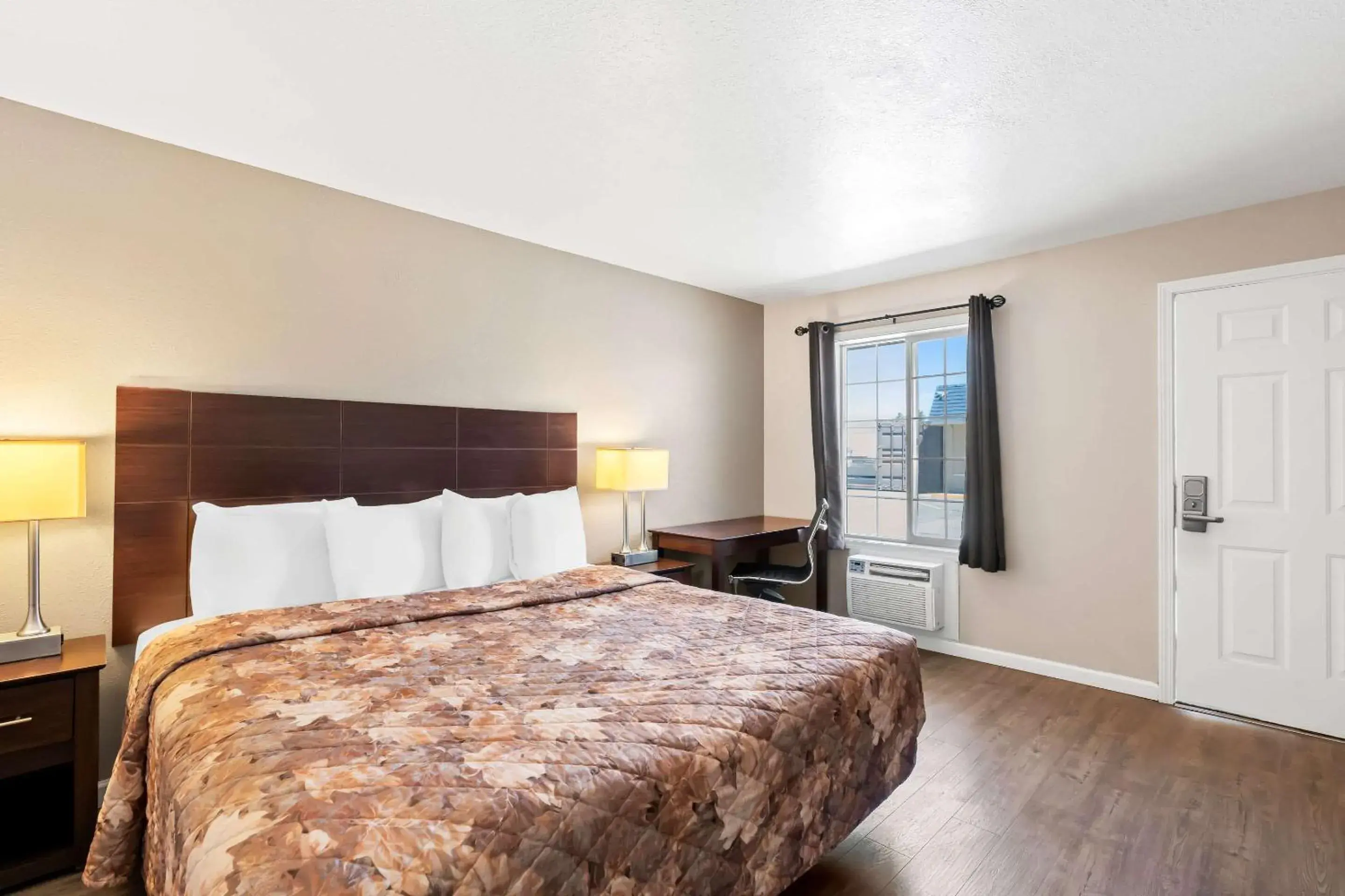 Bedroom, Bed in Rodeway Inn Hermiston - Umatilla Bedroom, Bed in Rodeway Inn Hermiston - Umatilla