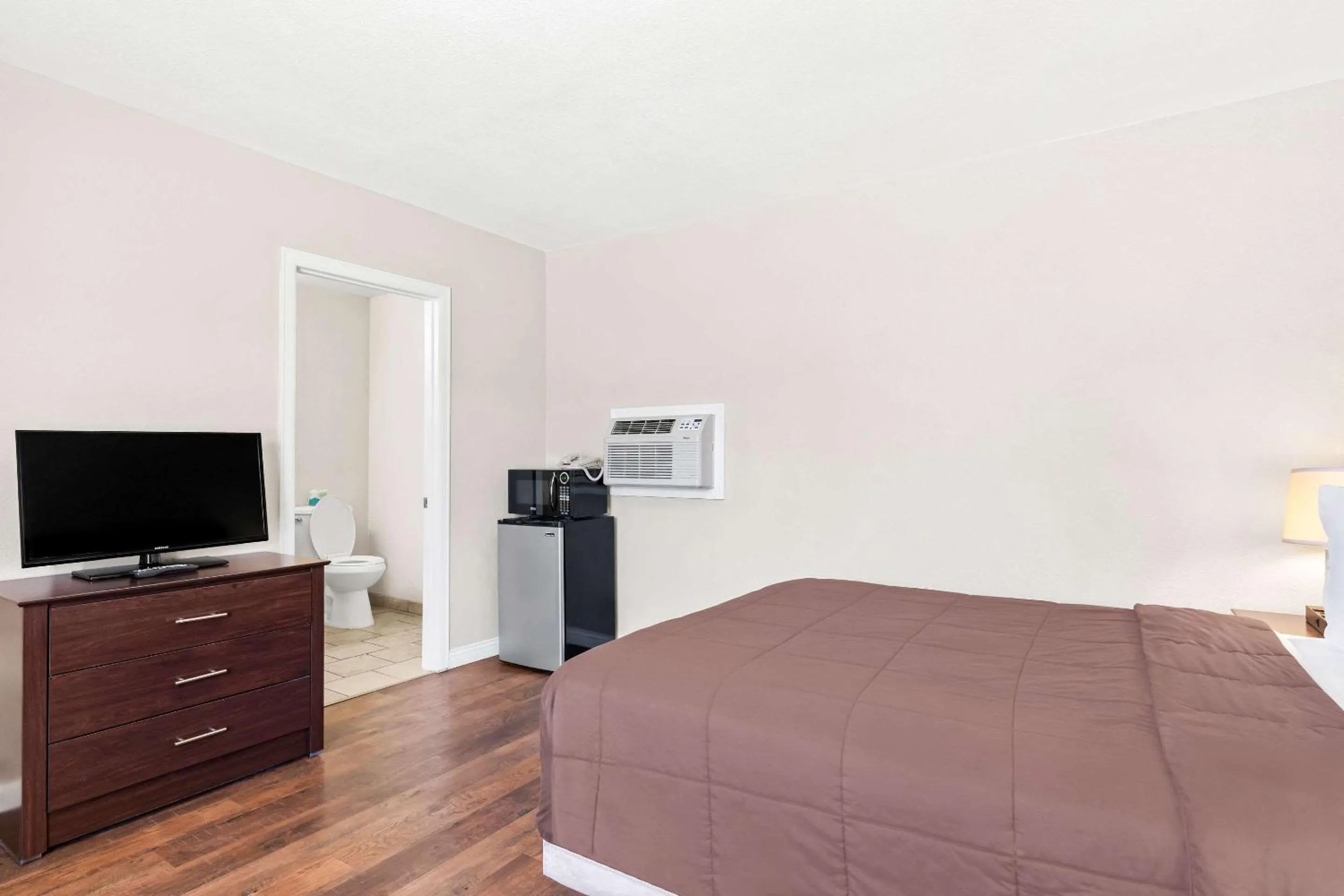 Bedroom, Bed in Rodeway Inn Hermiston - Umatilla