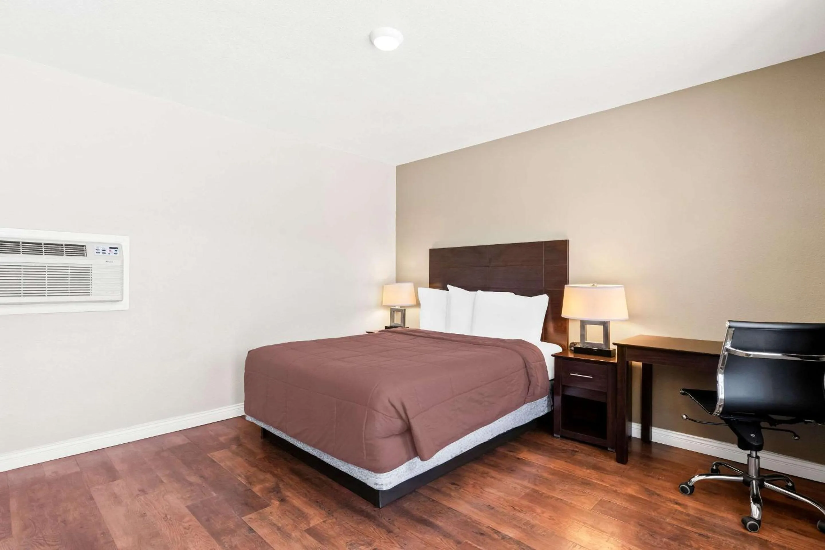 Bedroom, Bed in Rodeway Inn Hermiston - Umatilla