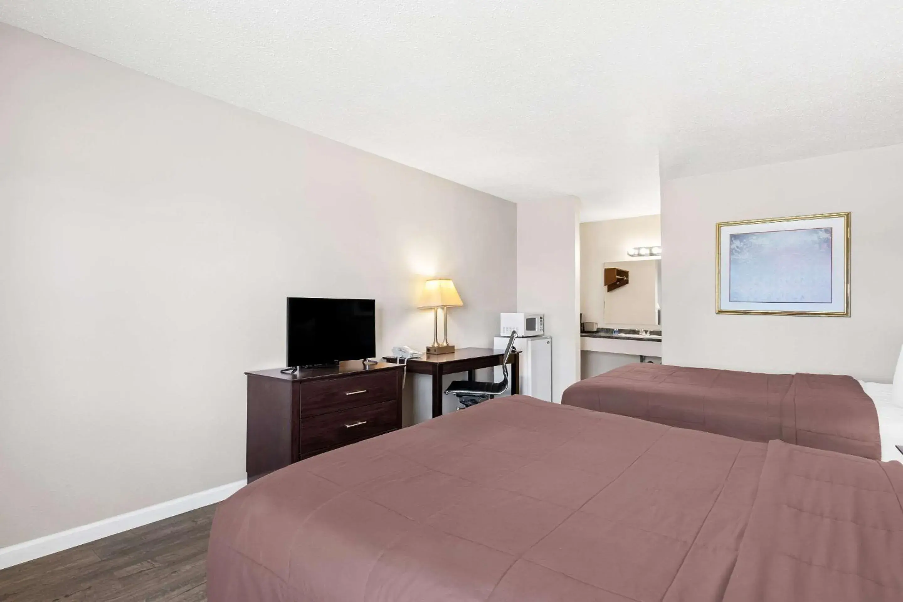 Bedroom, Bed in Rodeway Inn Hermiston - Umatilla Bedroom, Bed in Rodeway Inn Hermiston - Umatilla