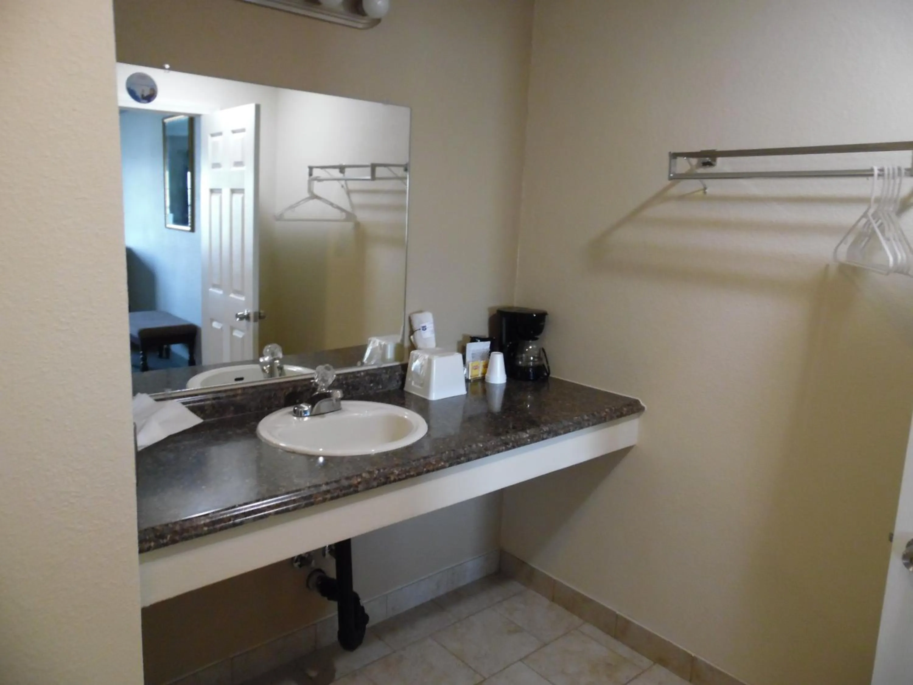 Bathroom in Rodeway Inn Hermiston - Umatilla