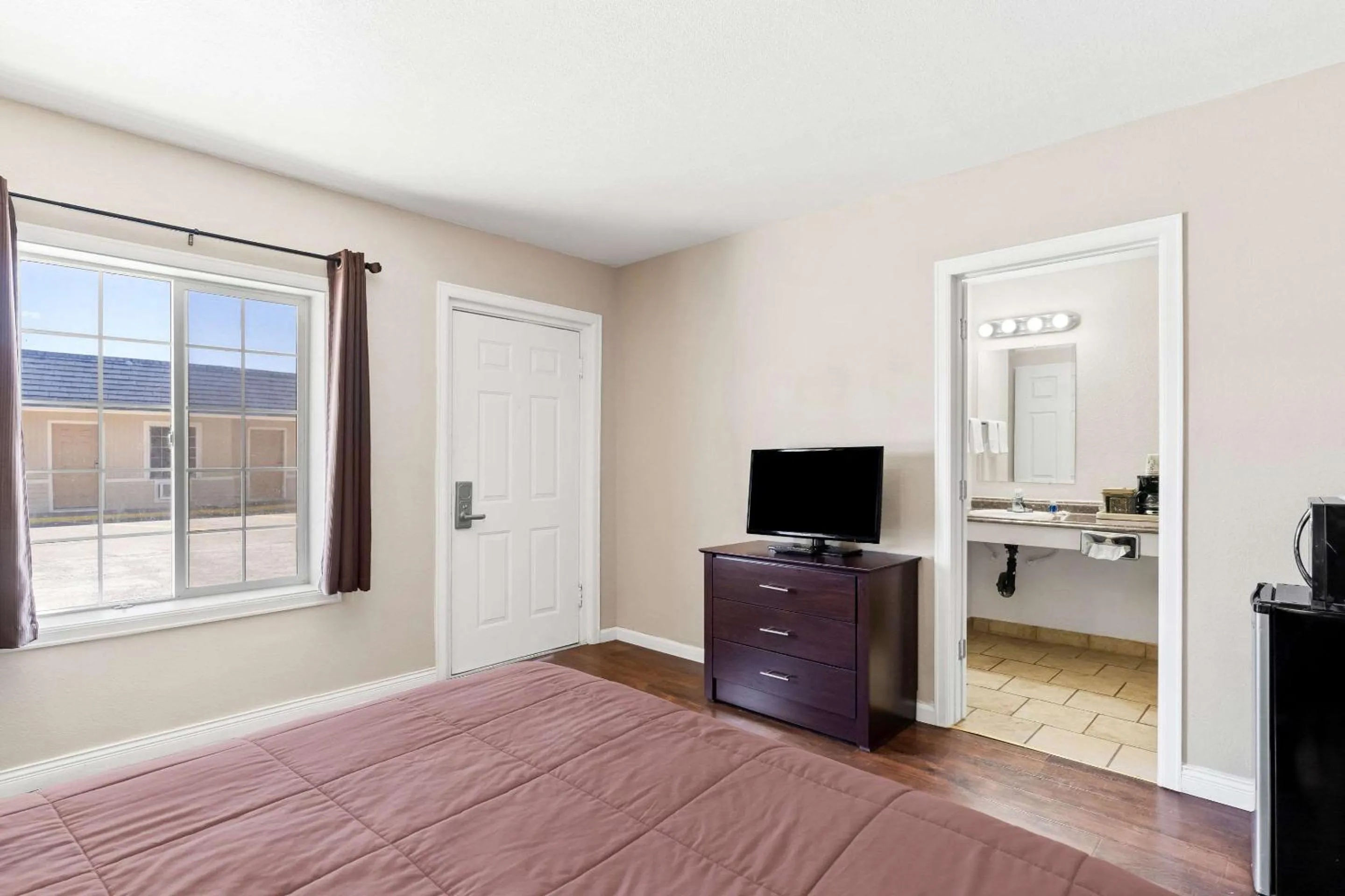 Bedroom, Bed in Rodeway Inn Hermiston - Umatilla