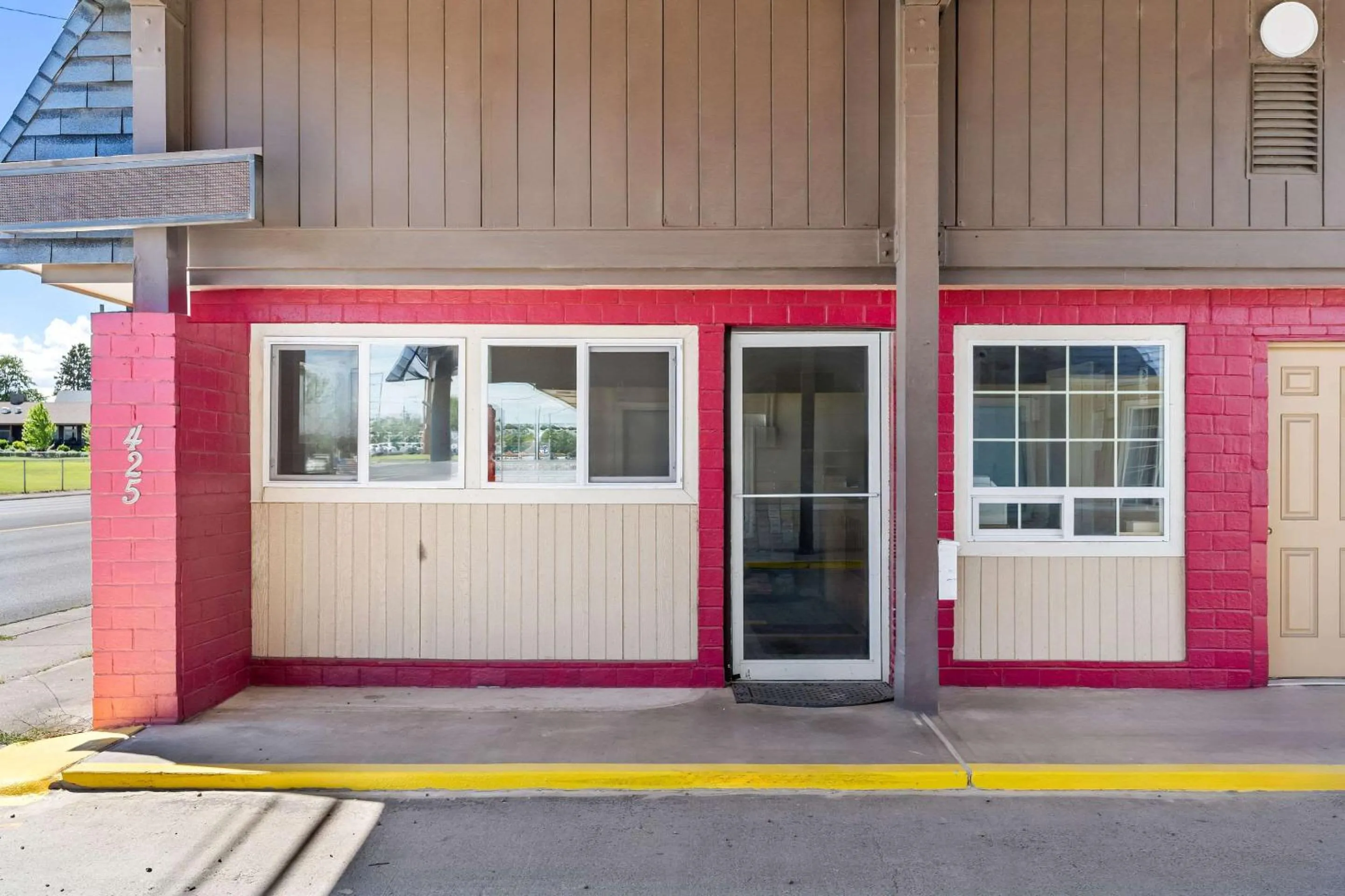 Property building in Rodeway Inn Hermiston - Umatilla