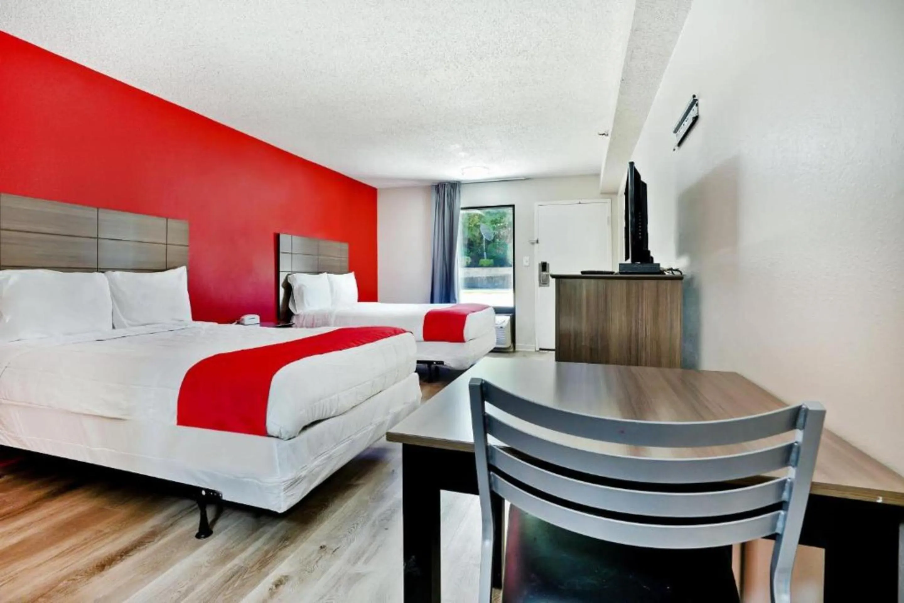 Bathroom, Bed in OYO Hotel Decatur I-285 The Perimeter