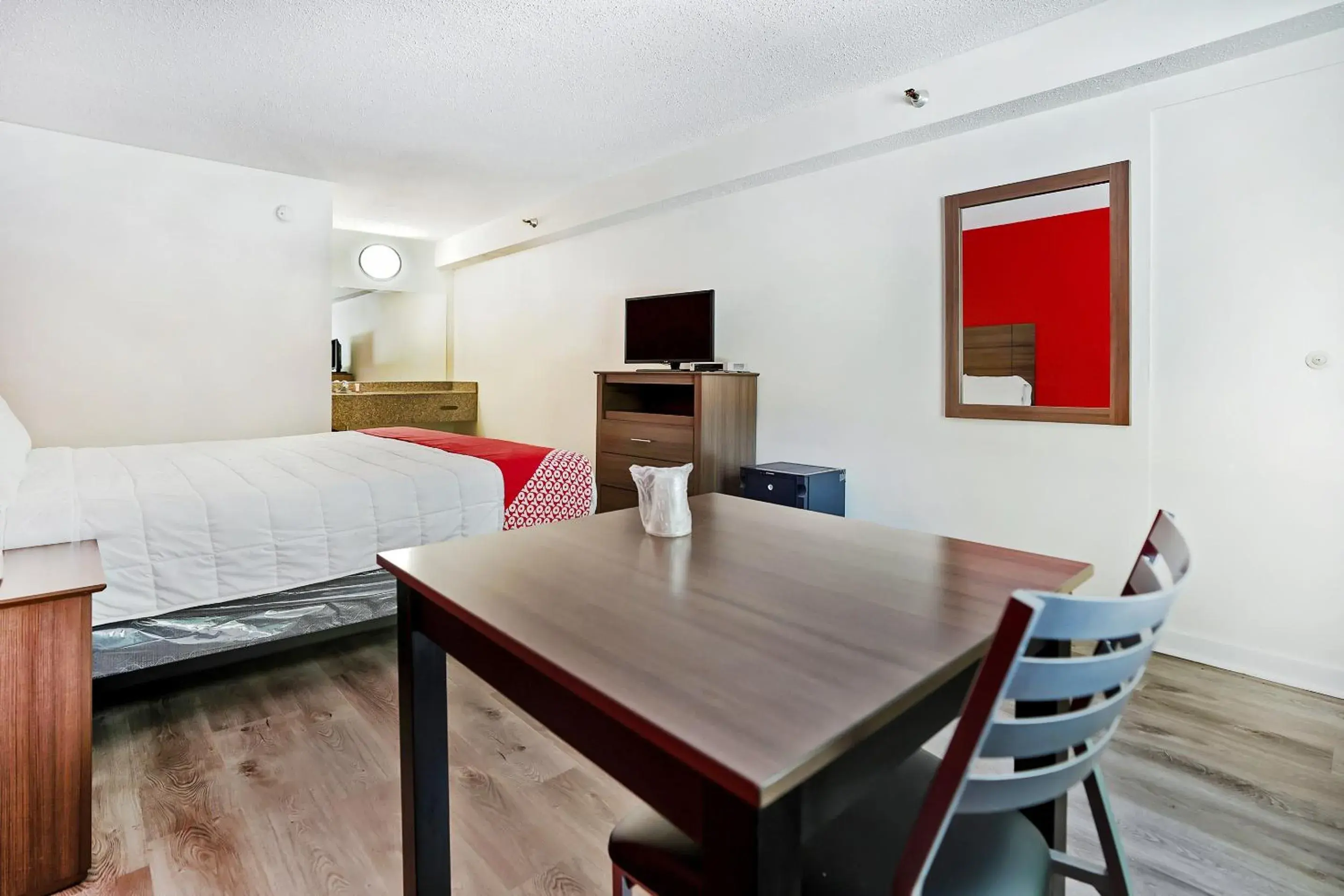 Bedroom, Bed in OYO Hotel Decatur I-285 The Perimeter Bedroom, Bed in OYO Hotel Decatur I-285 The Perimeter