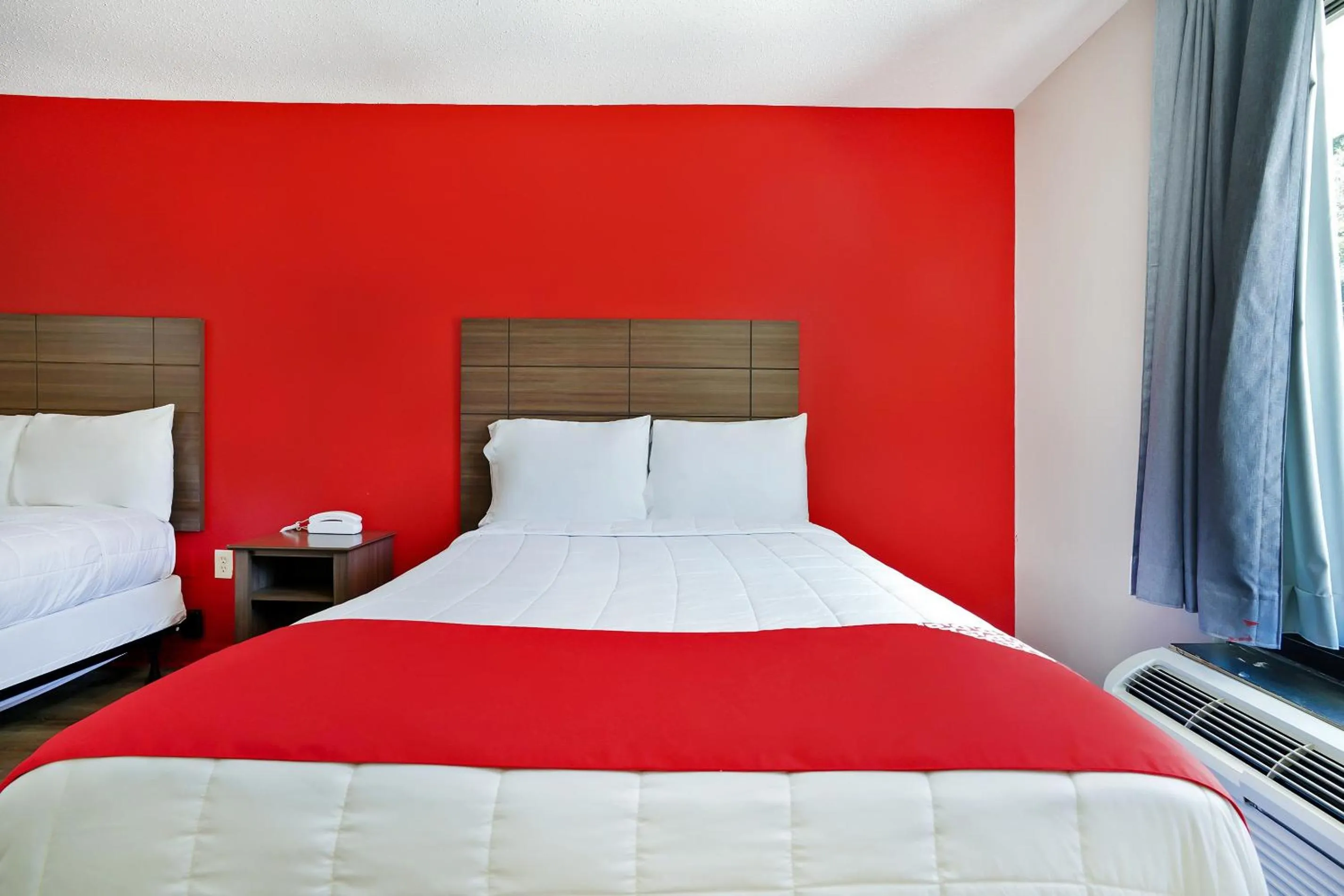 Bathroom, Bed in OYO Hotel Decatur I-285 The Perimeter