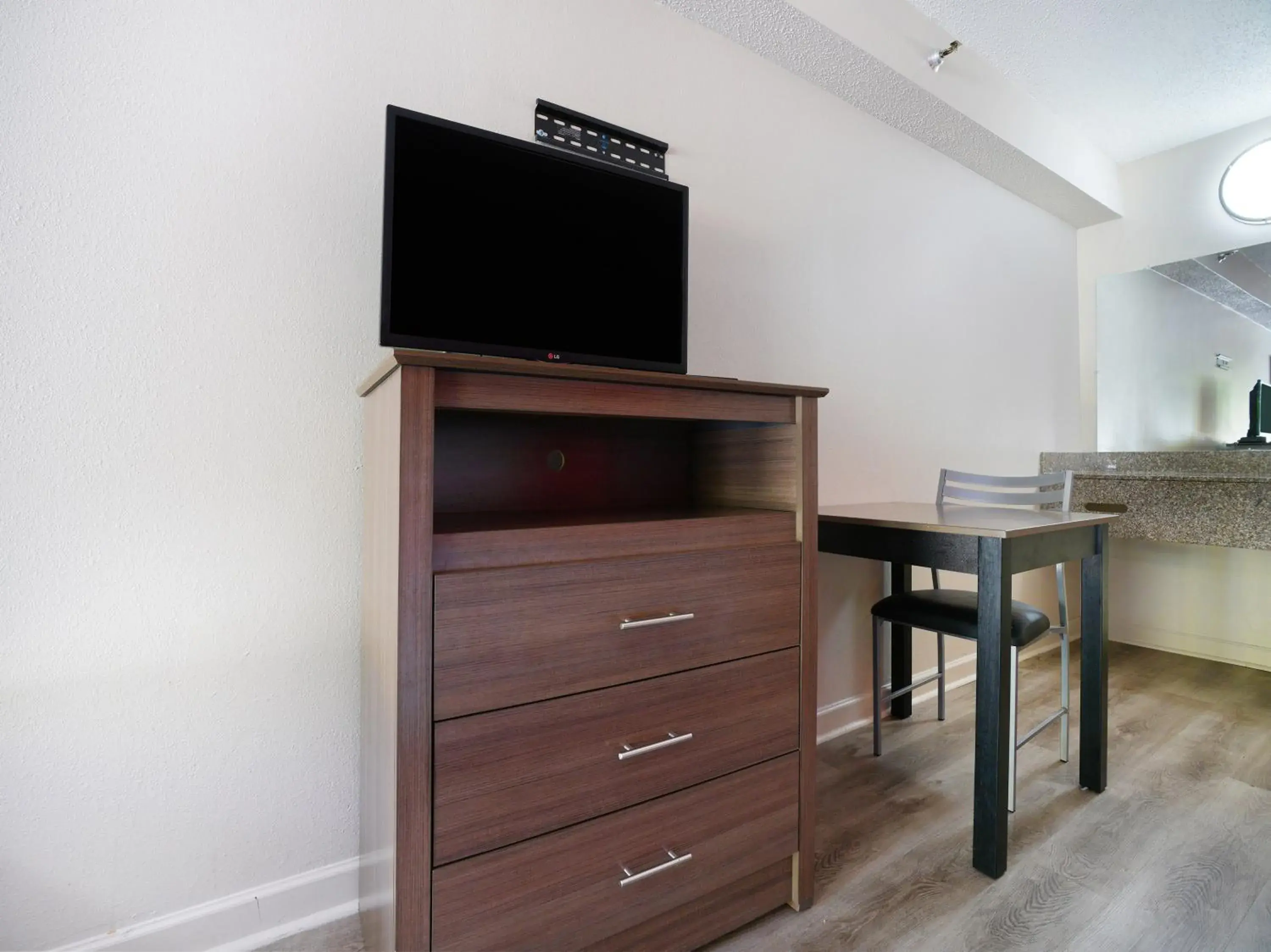 TV and multimedia in OYO Hotel Decatur I-285 The Perimeter TV and multimedia in OYO Hotel Decatur I-285 The Perimeter