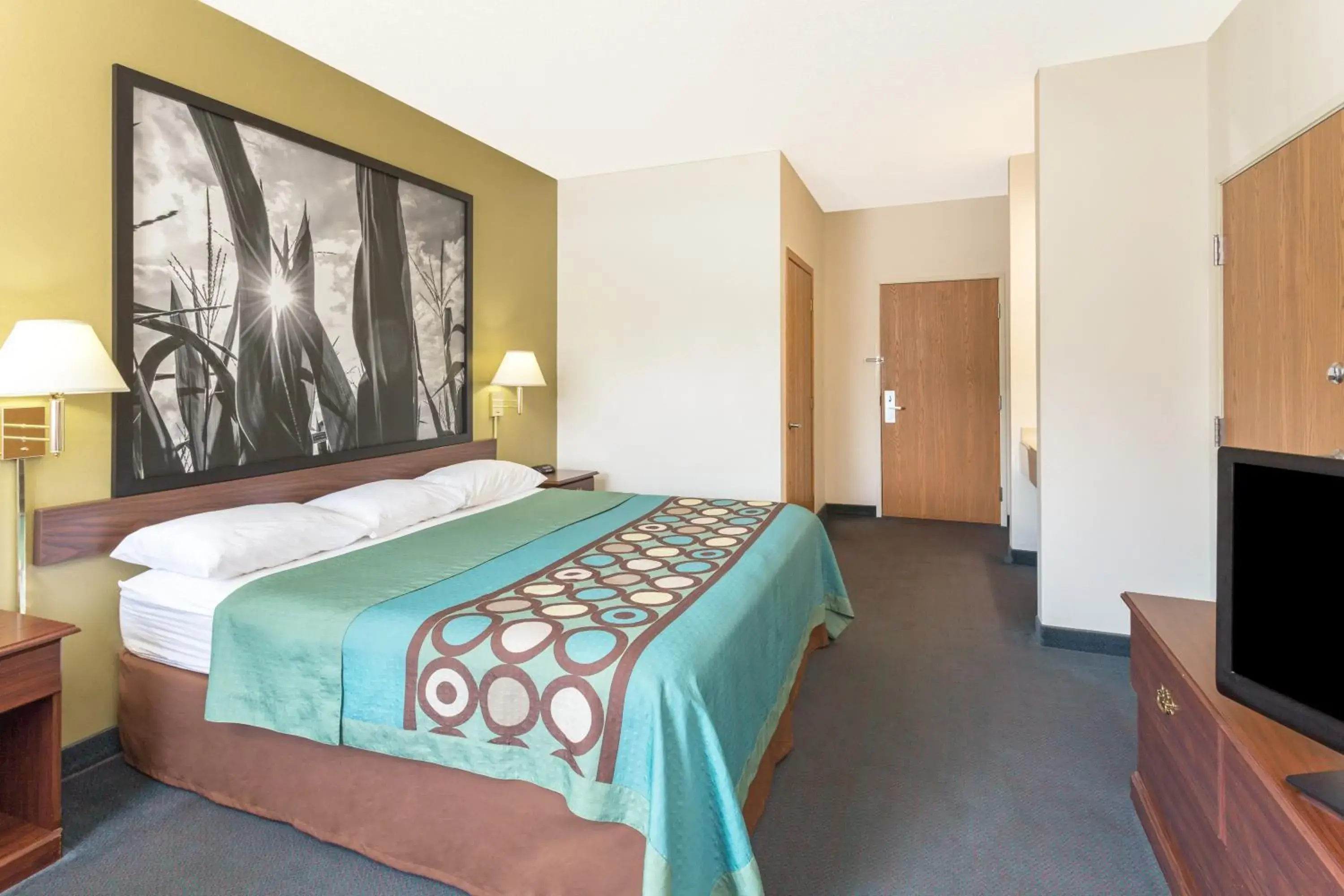 Deluxe King Room - Non-Smoking in Super 8 by Wyndham Cresco IA Deluxe King Room - Non-Smoking in Super 8 by Wyndham Cresco IA