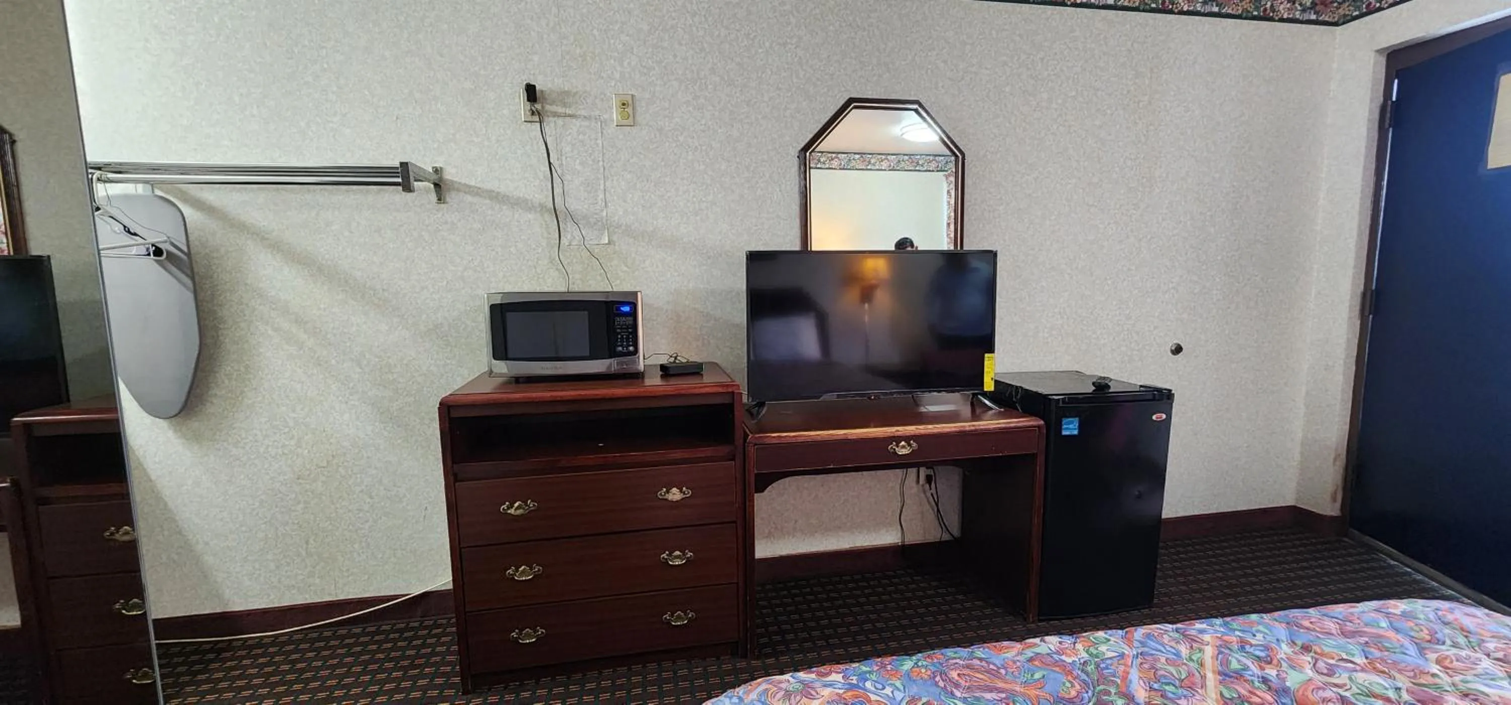 Bedroom in Turnpike Motel Richmond VA by Hotel O US 60